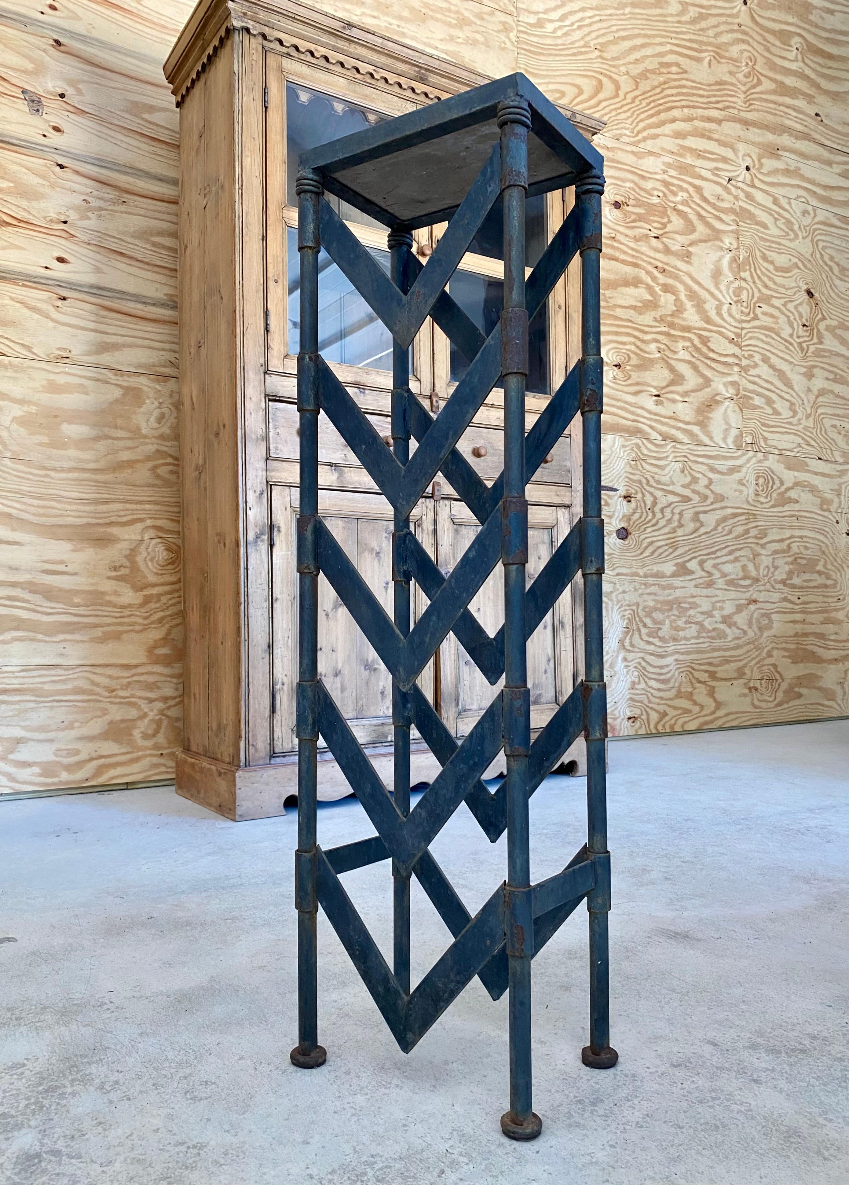 Acier Primitive Welded Steel Pedestal With Concrete en vente
