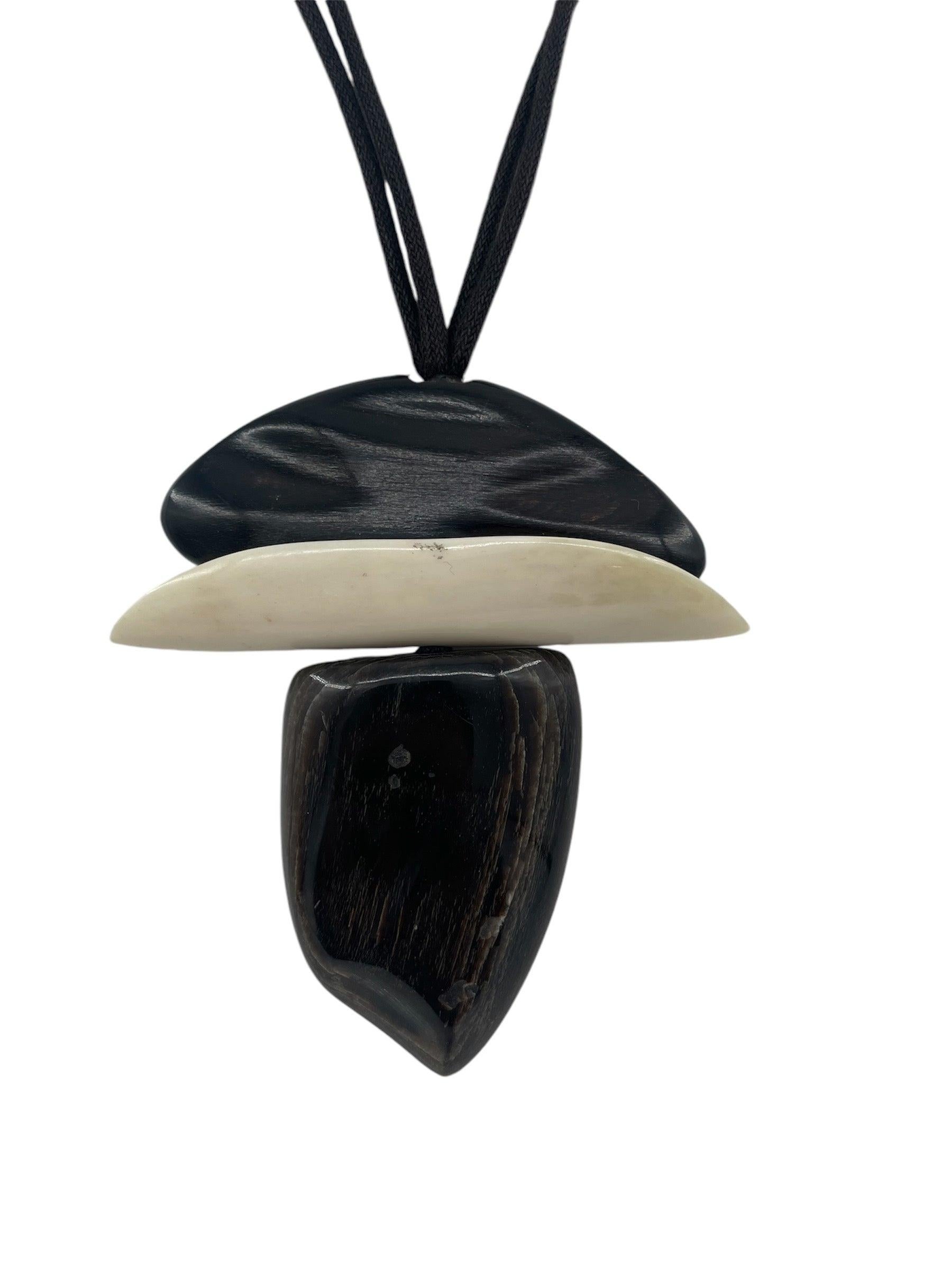 Une déclaration forte avec un collier tribal d'inspiration très 