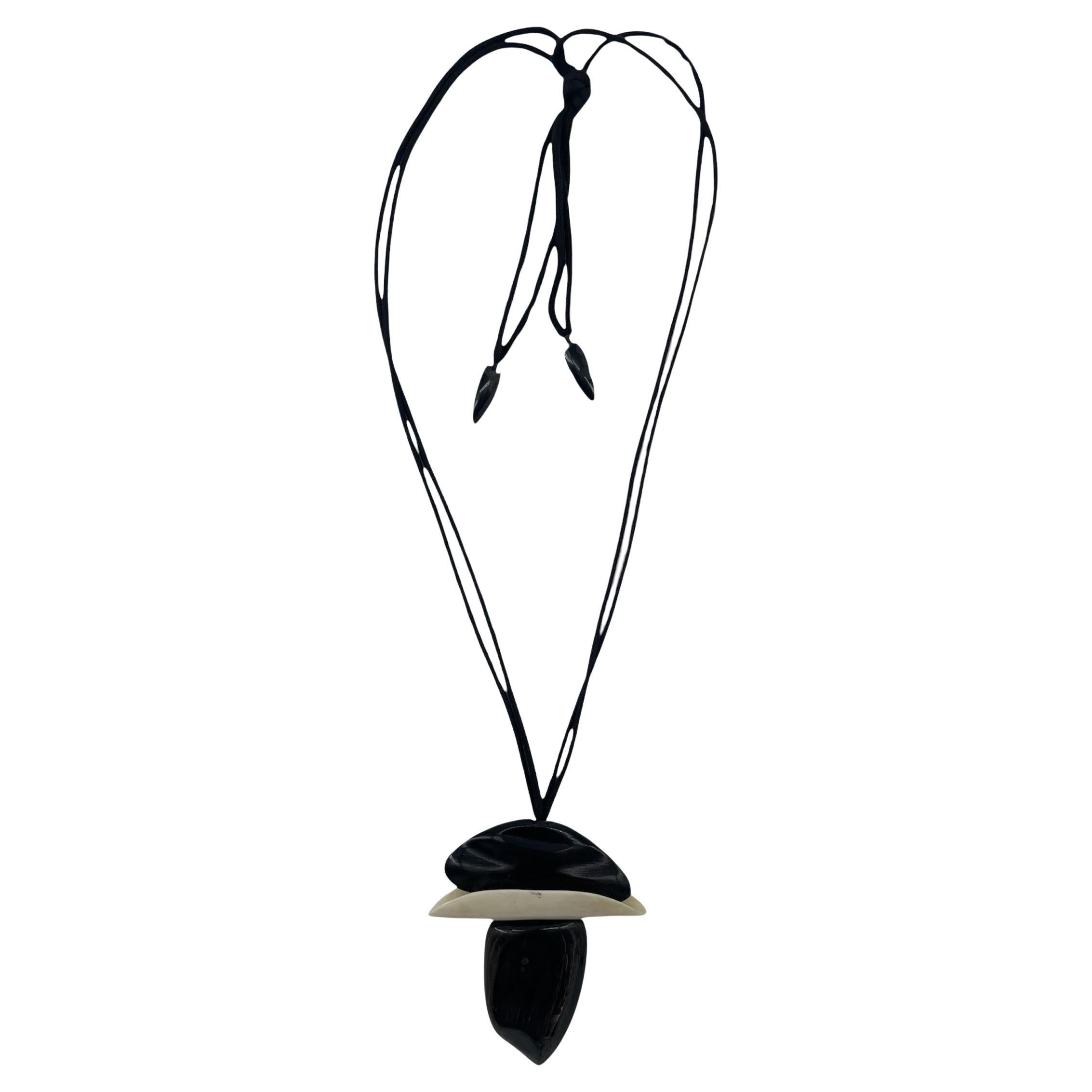 Collier primitif en bois et os d'inspiration tribale en vente