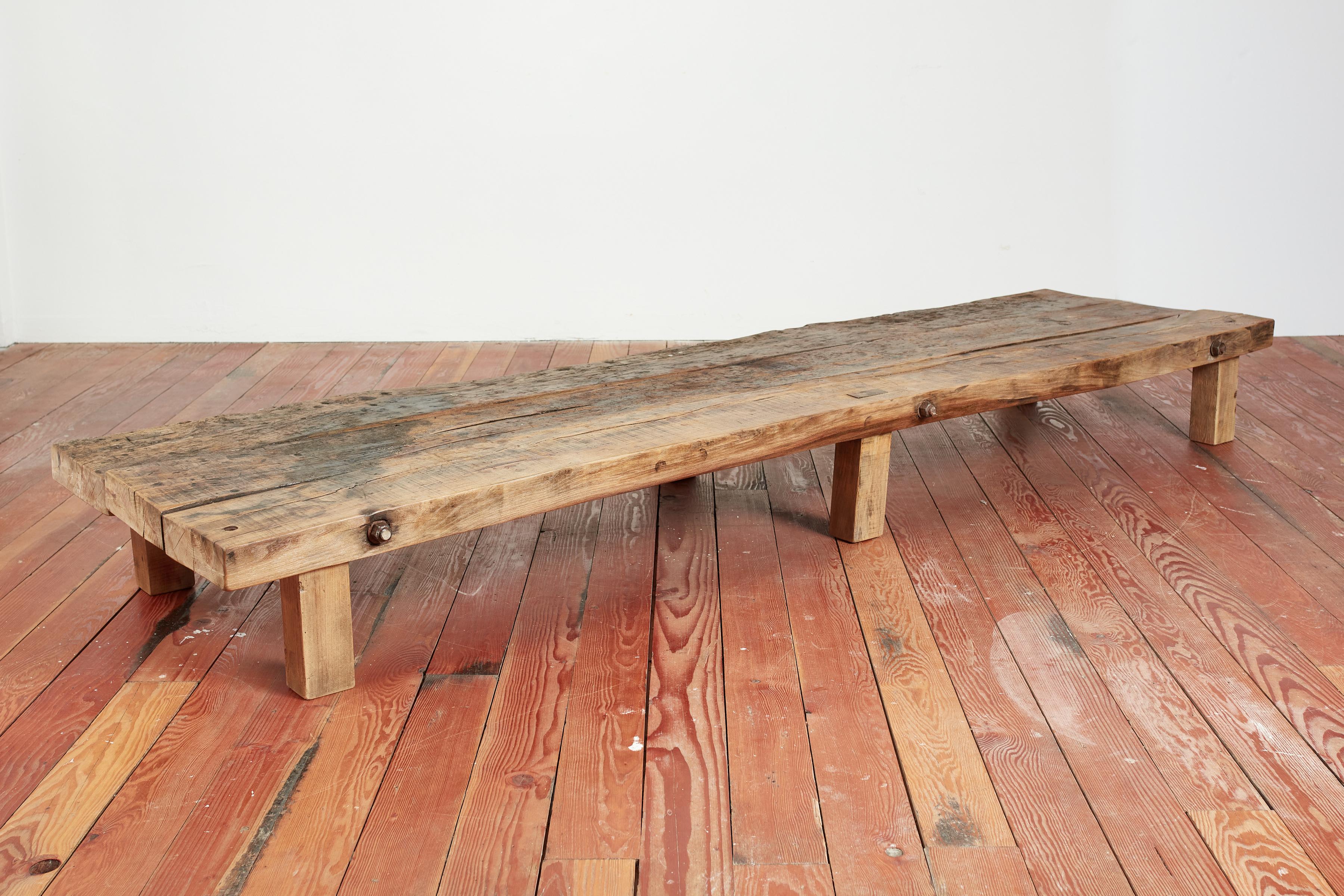 Banc primitif français massif avec une patine et un caractère merveilleux.

Solide et de taille impressionnante 