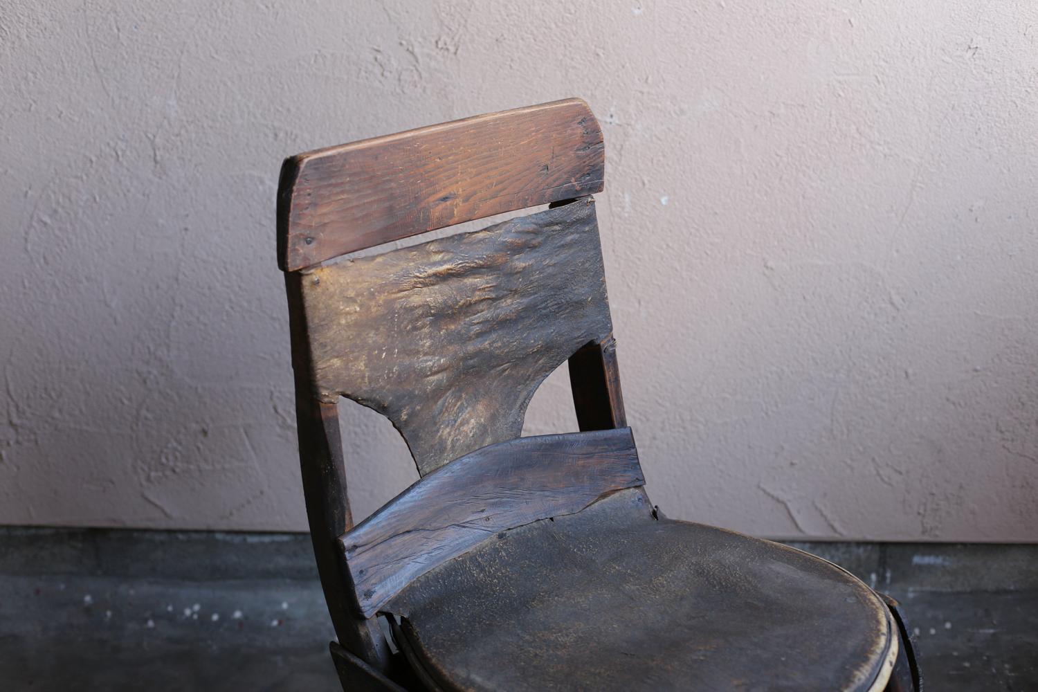 Chaise primitive avec vieux cuir des Philippines / Wabi Sabi Mingei en vente 3