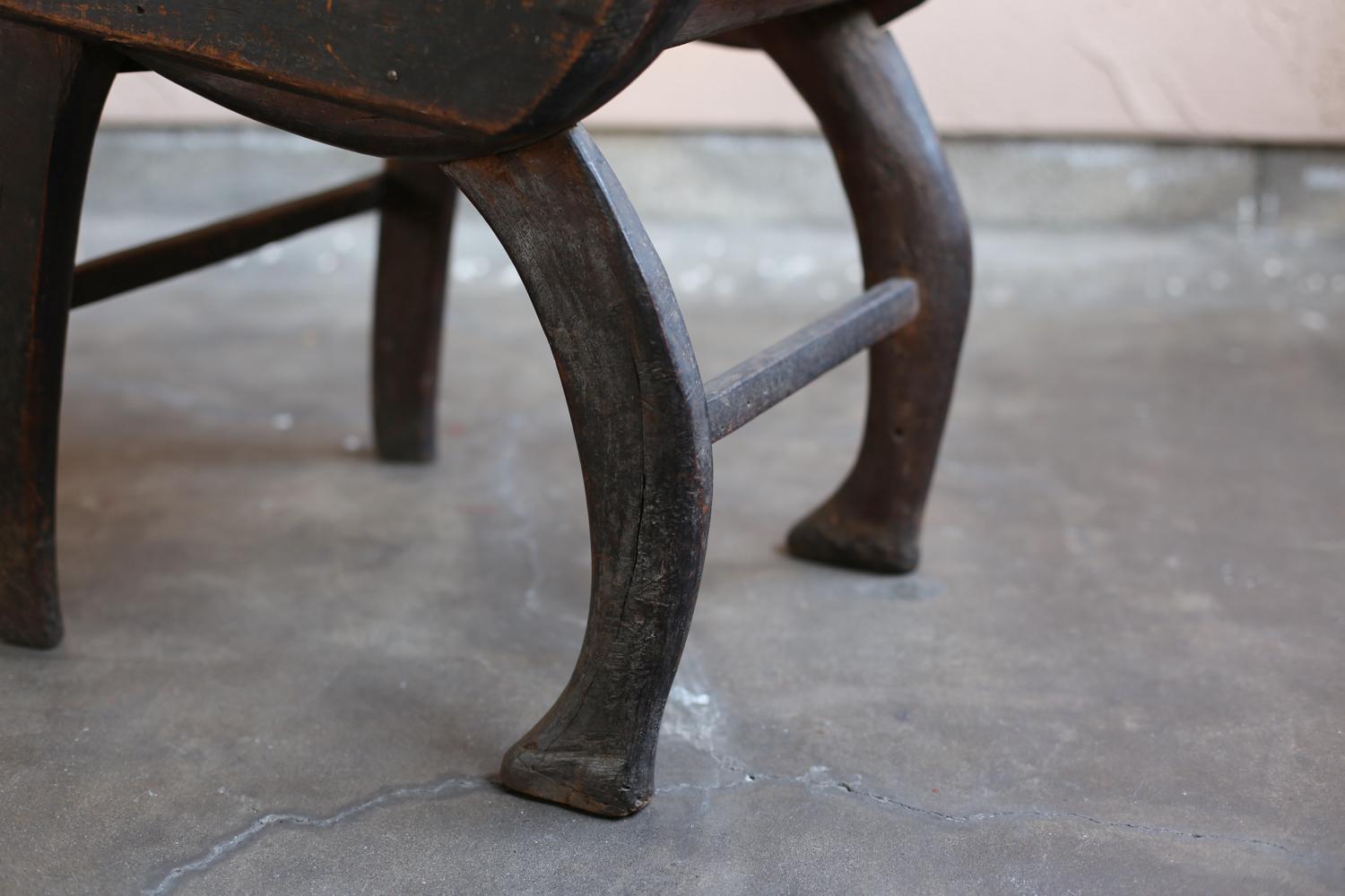 Chaise primitive avec vieux cuir des Philippines / Wabi Sabi Mingei en vente 7