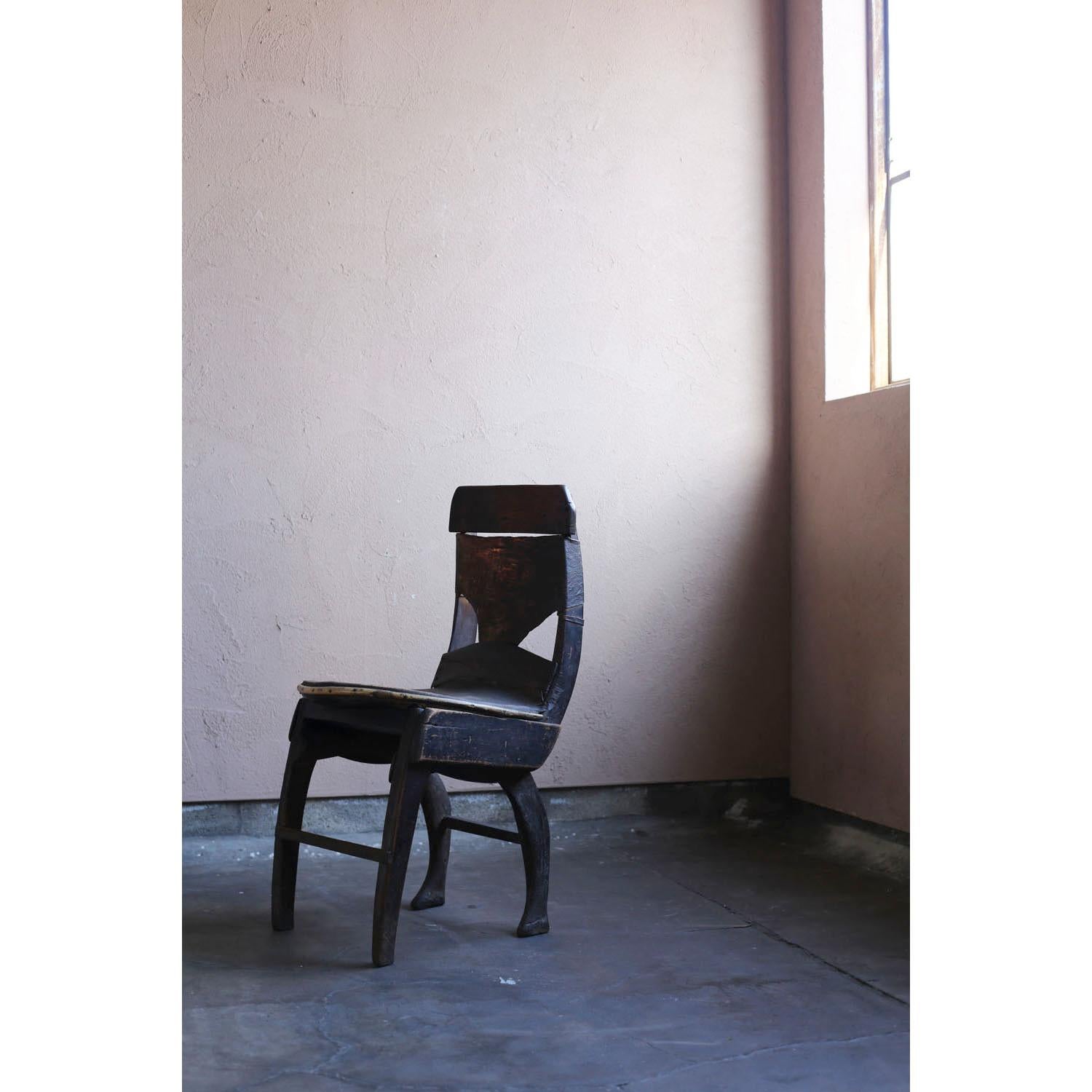 Chaise primitive avec vieux cuir des Philippines / Wabi Sabi Mingei en vente 9