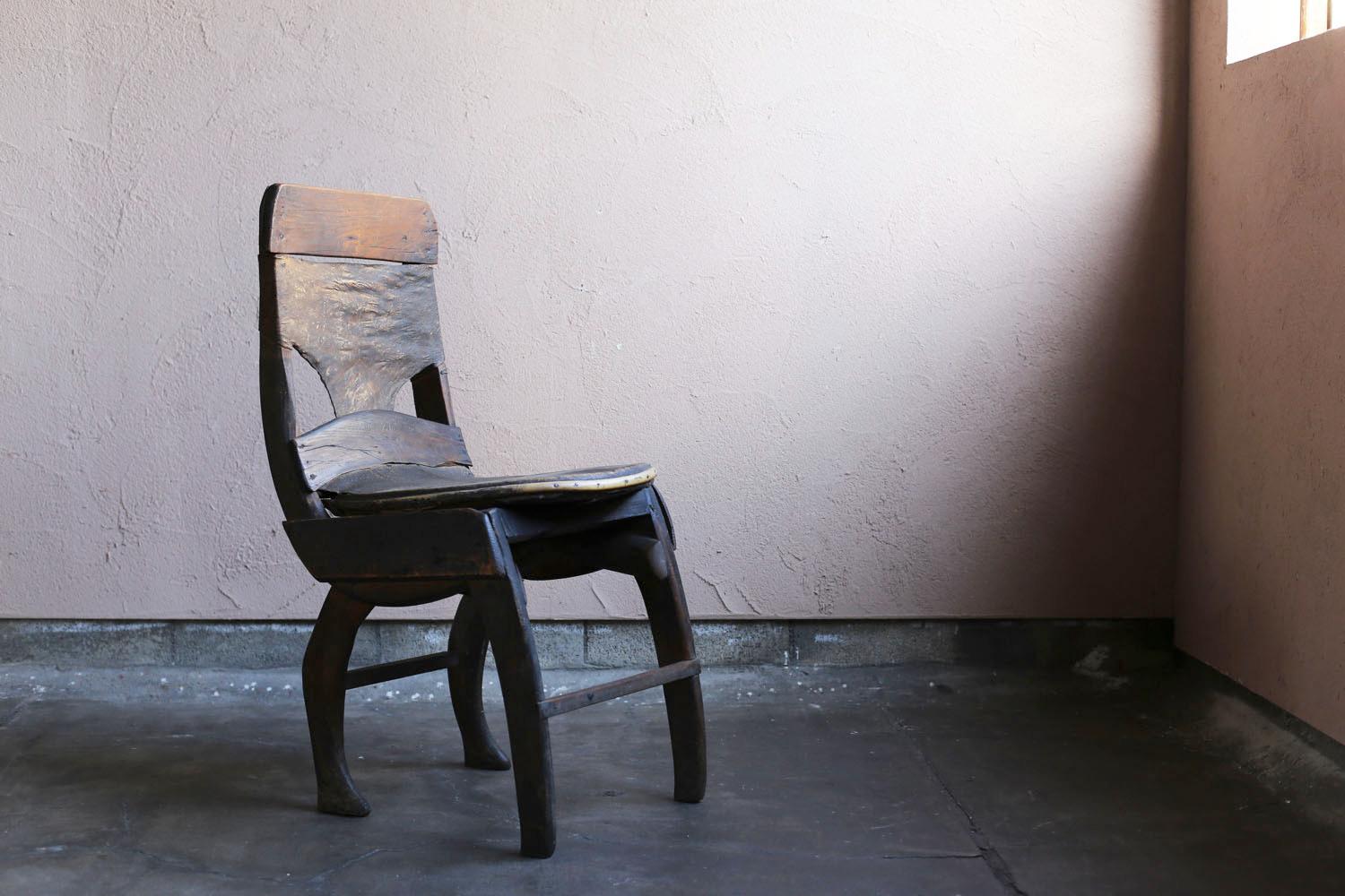 Fait main Chaise primitive avec vieux cuir des Philippines / Wabi Sabi Mingei en vente