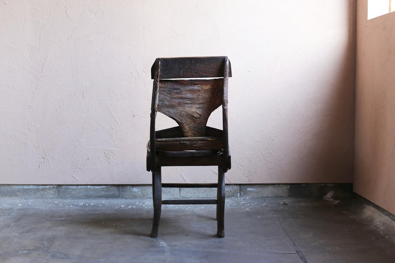 Chaise primitive avec vieux cuir des Philippines / Wabi Sabi Mingei en vente 1
