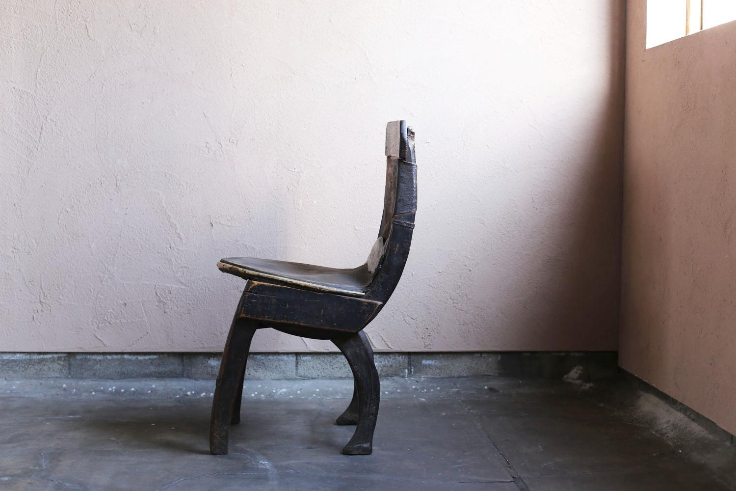 Chaise primitive avec vieux cuir des Philippines / Wabi Sabi Mingei en vente 2