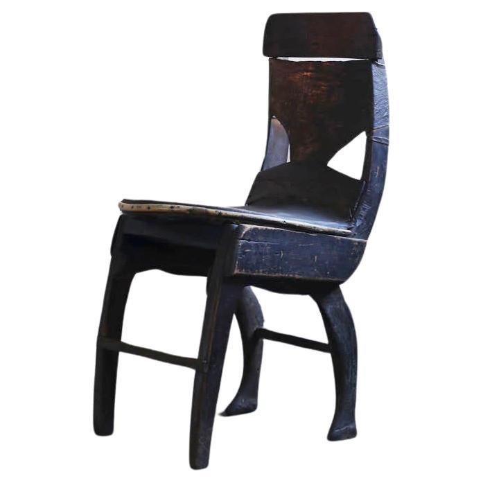 Primitiver Wood Wood Stuhl mit altem Leder von den Philippinen / Wabi Sabi Mingei