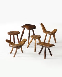 Tabouret bas tripode à pieds évasés en bois rustique
