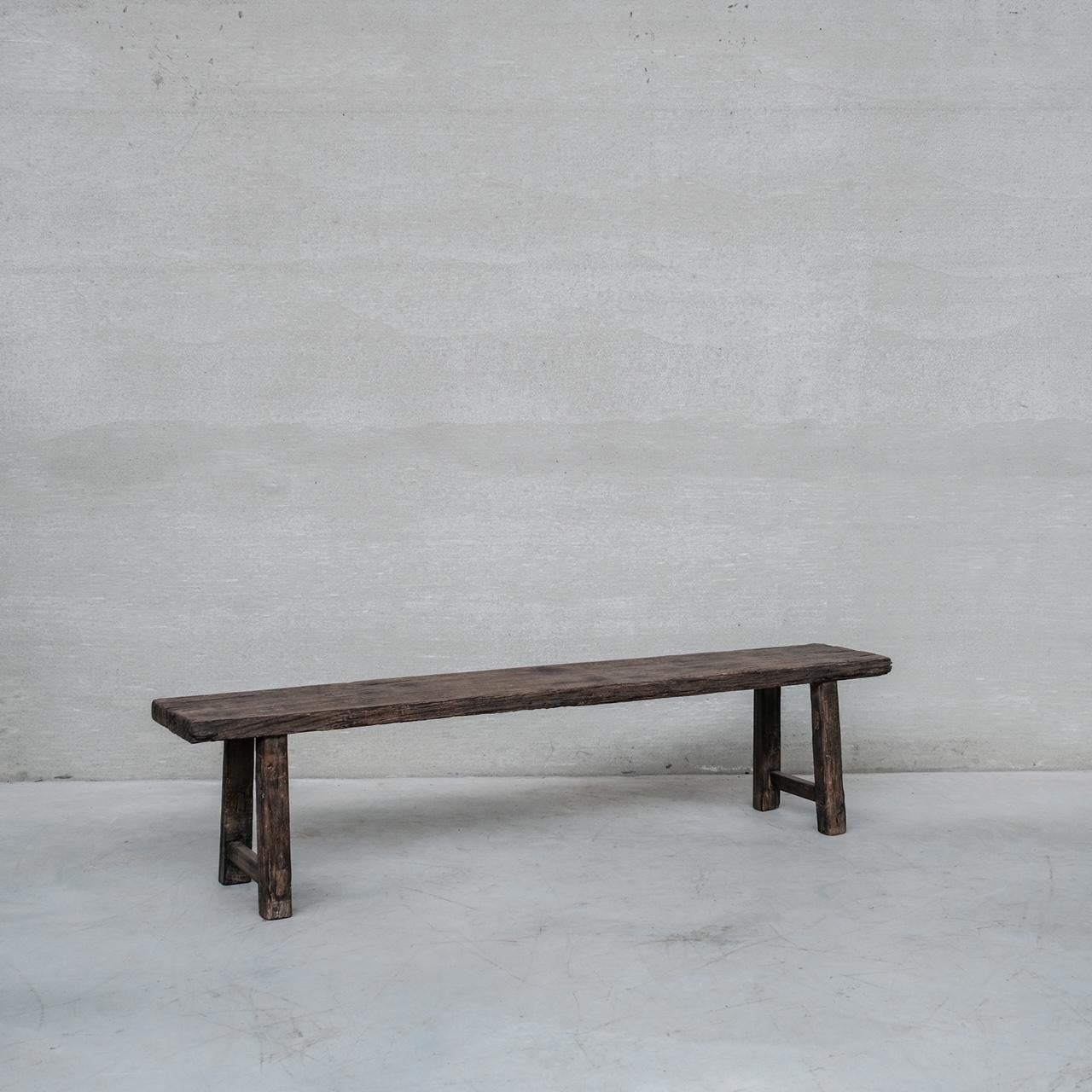 Un long banc de style primitif. 

Idéal comme banc de bout de lit ou de couloir. 

Belgique, années 1930. 

Les imperfections wabi-sabi ajoutent du caractère à un environnement moderne ou ancien. 

Formé à partir de pièces de bois anciennes par un