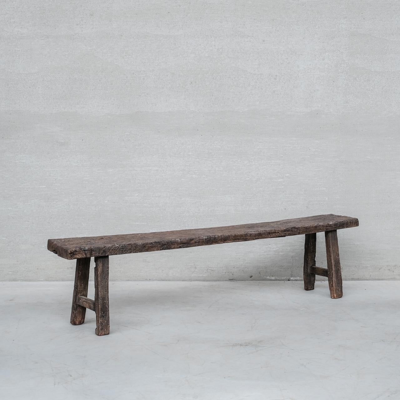 Un long banc de style primitif. 

Idéal comme banc de bout de lit ou de couloir. 

Belgique, années 1930. 

Les imperfections wabi-sabi ajoutent du caractère à un environnement moderne ou ancien. 

Formé à partir de pièces de bois anciennes par un