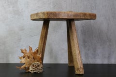 Tabouret primitif en bois brutal, tabouret de traite, français, art populaire, circa 1900