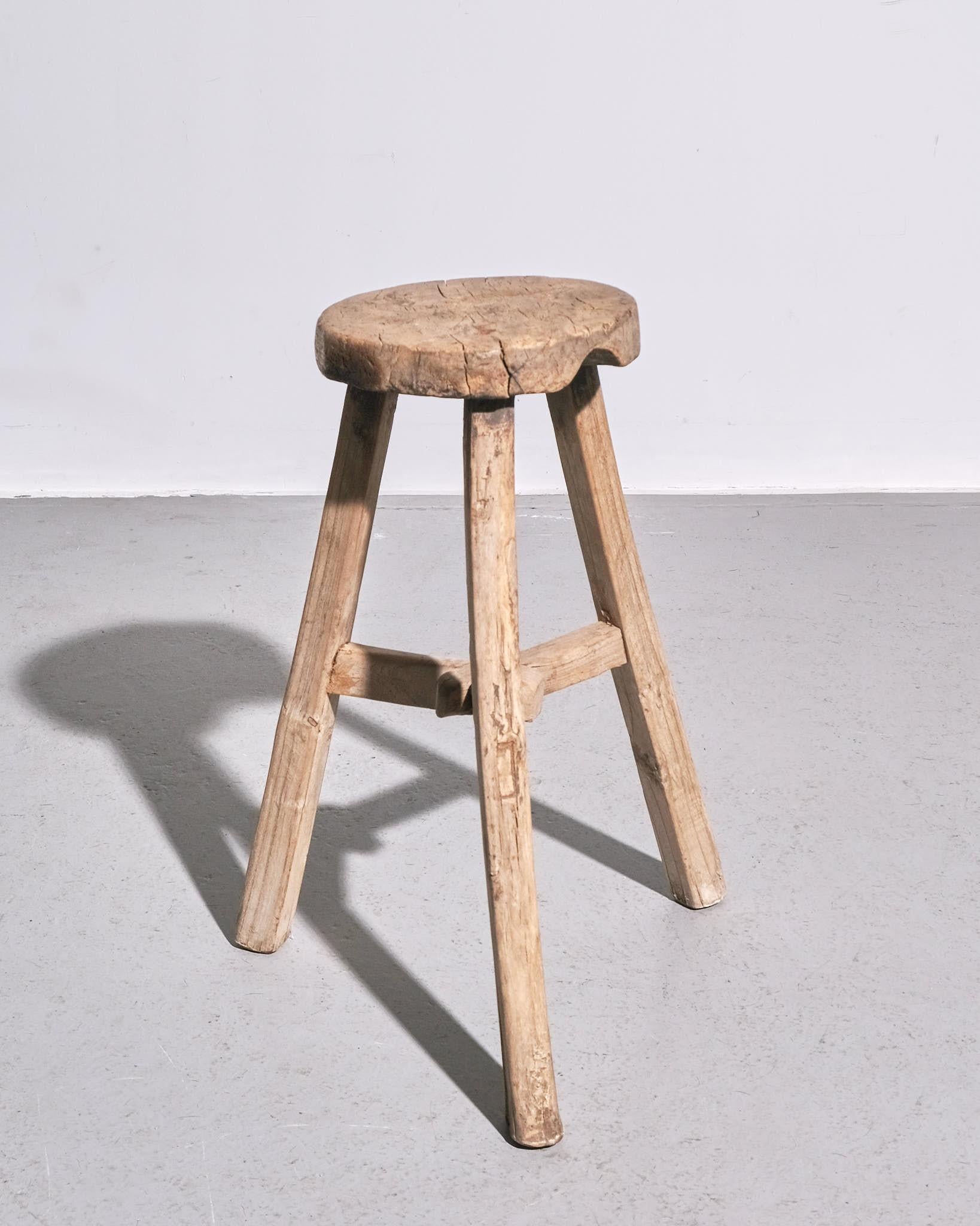 Français Tabouret français primitif des années 1940 en vente