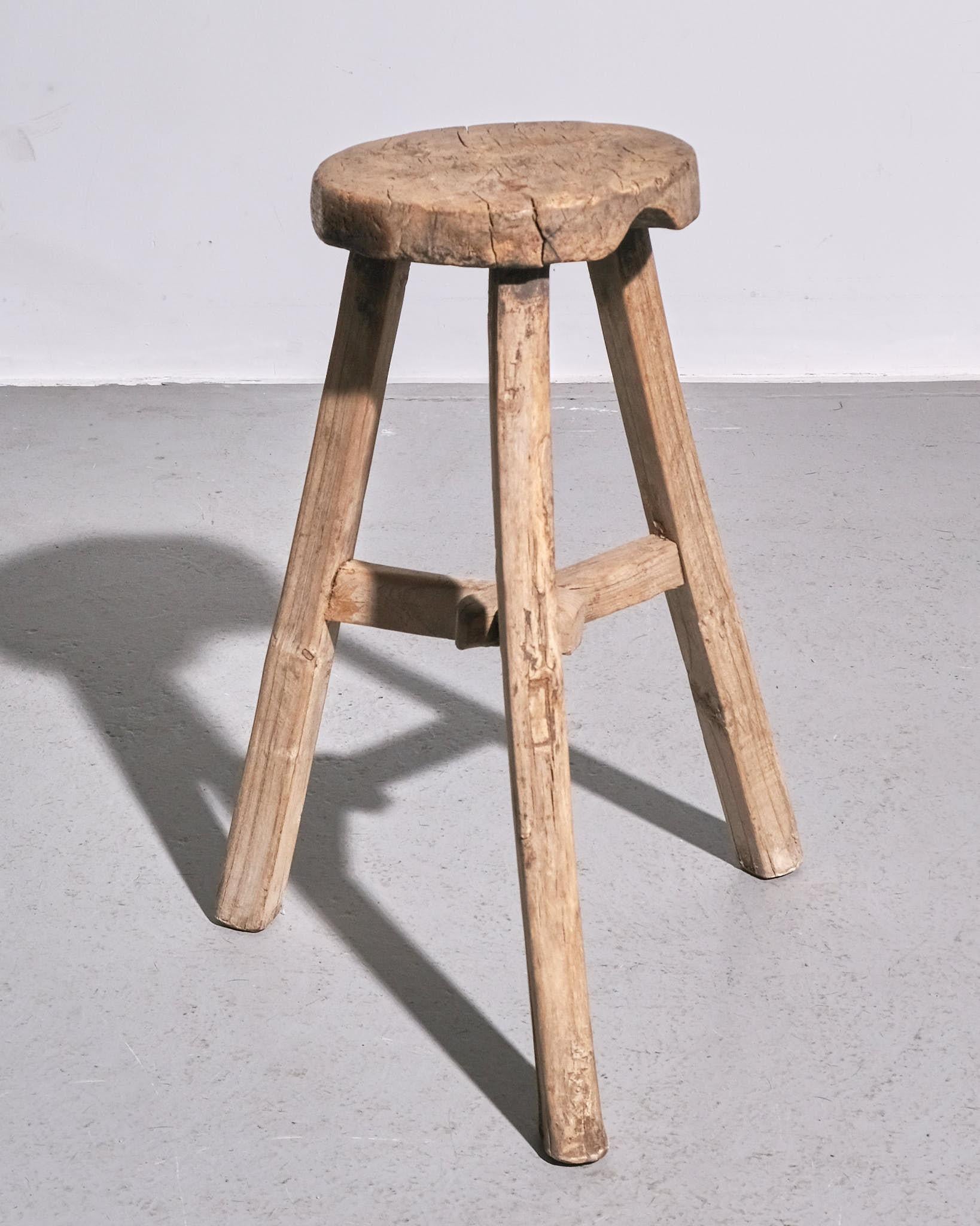 Tabouret français primitif des années 1940 Bon état - En vente à London, GB