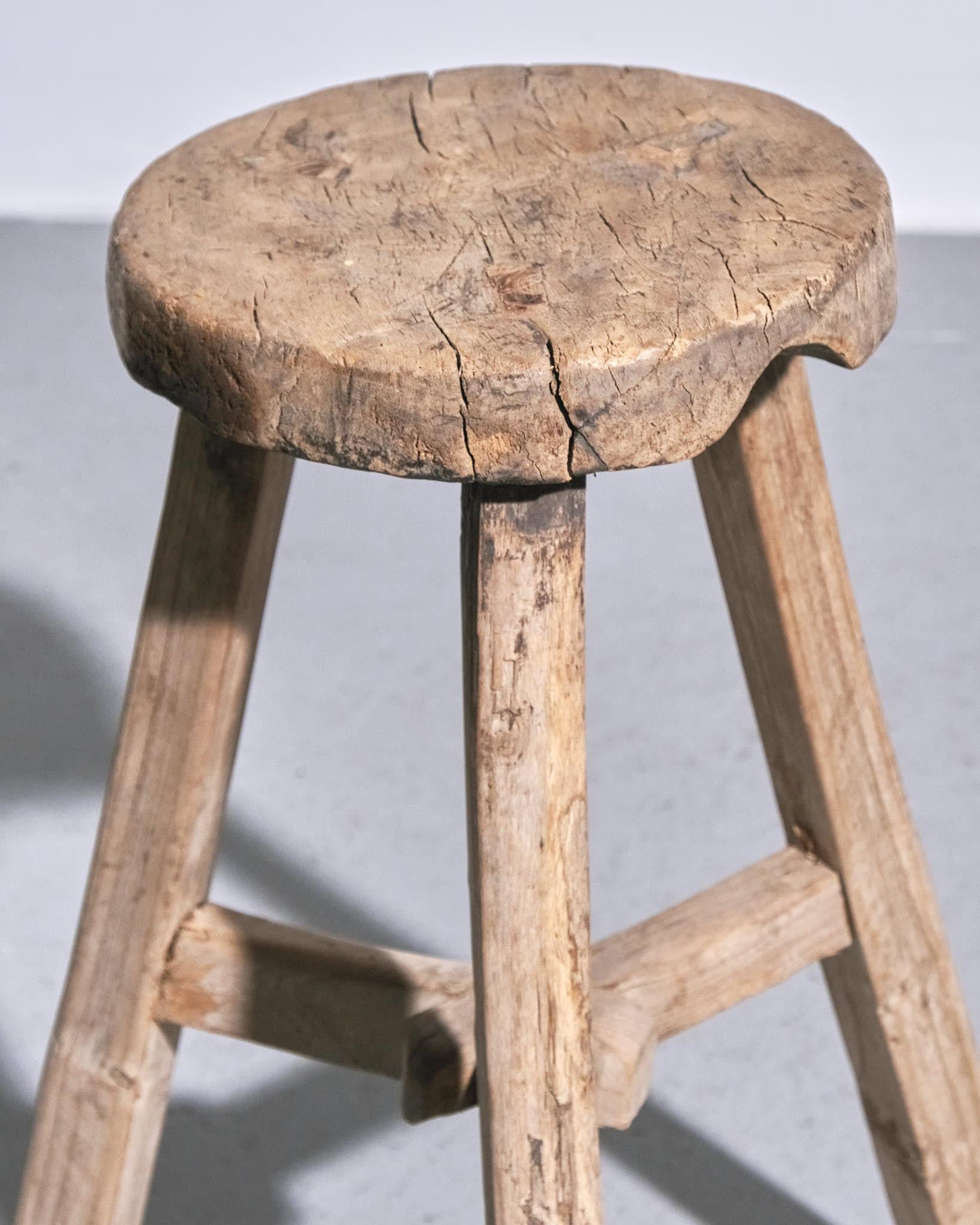 Milieu du XXe siècle Tabouret français primitif des années 1940 en vente