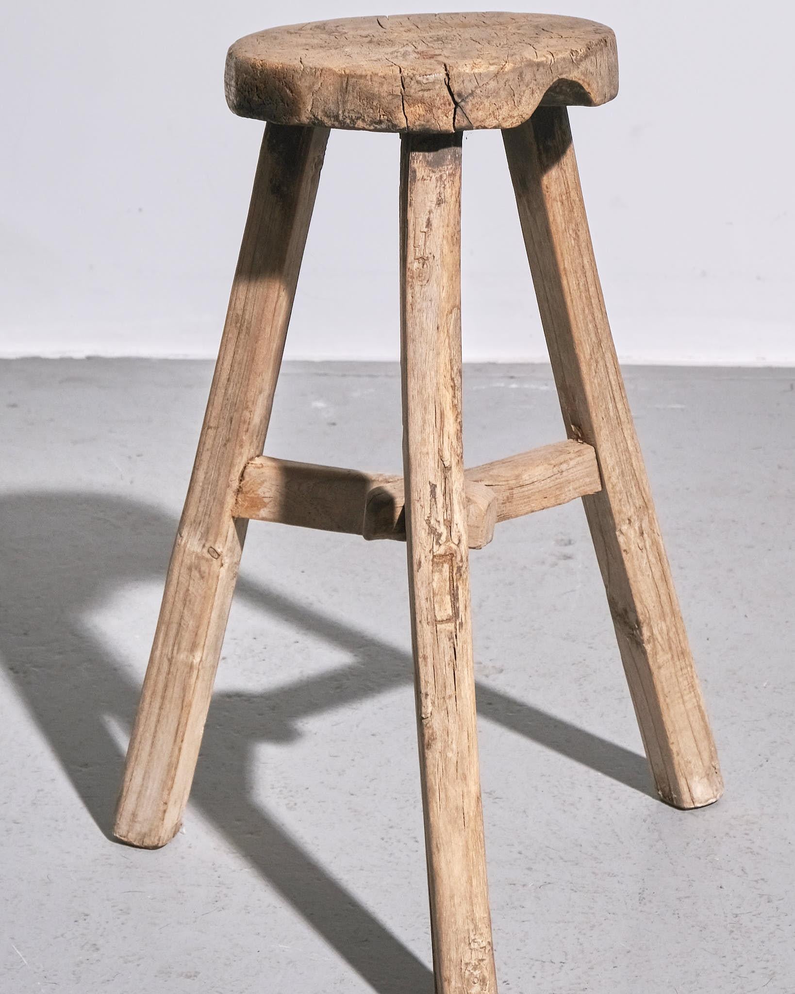 Bois Tabouret français primitif des années 1940 en vente