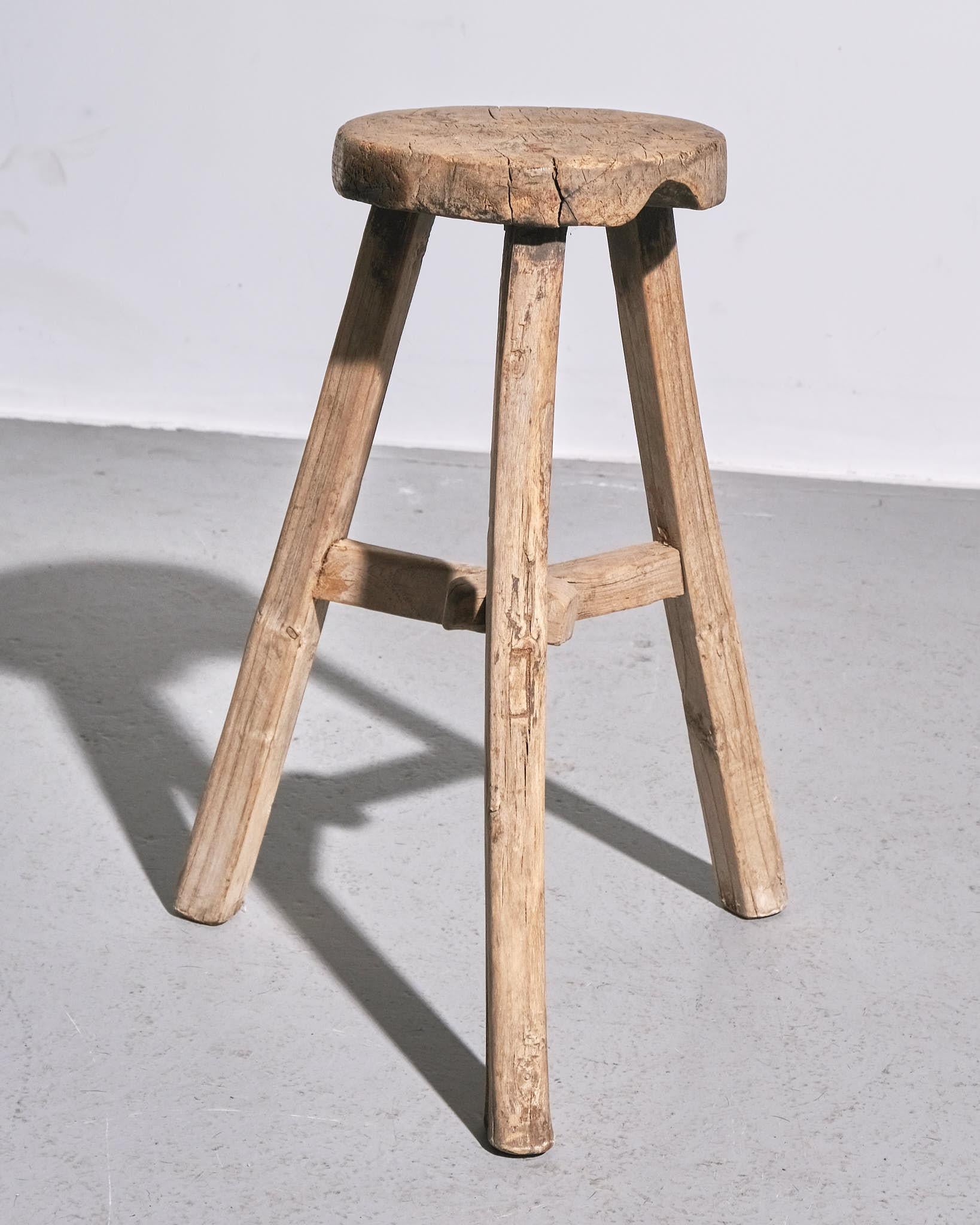 Tabouret français primitif des années 1940 en vente 1