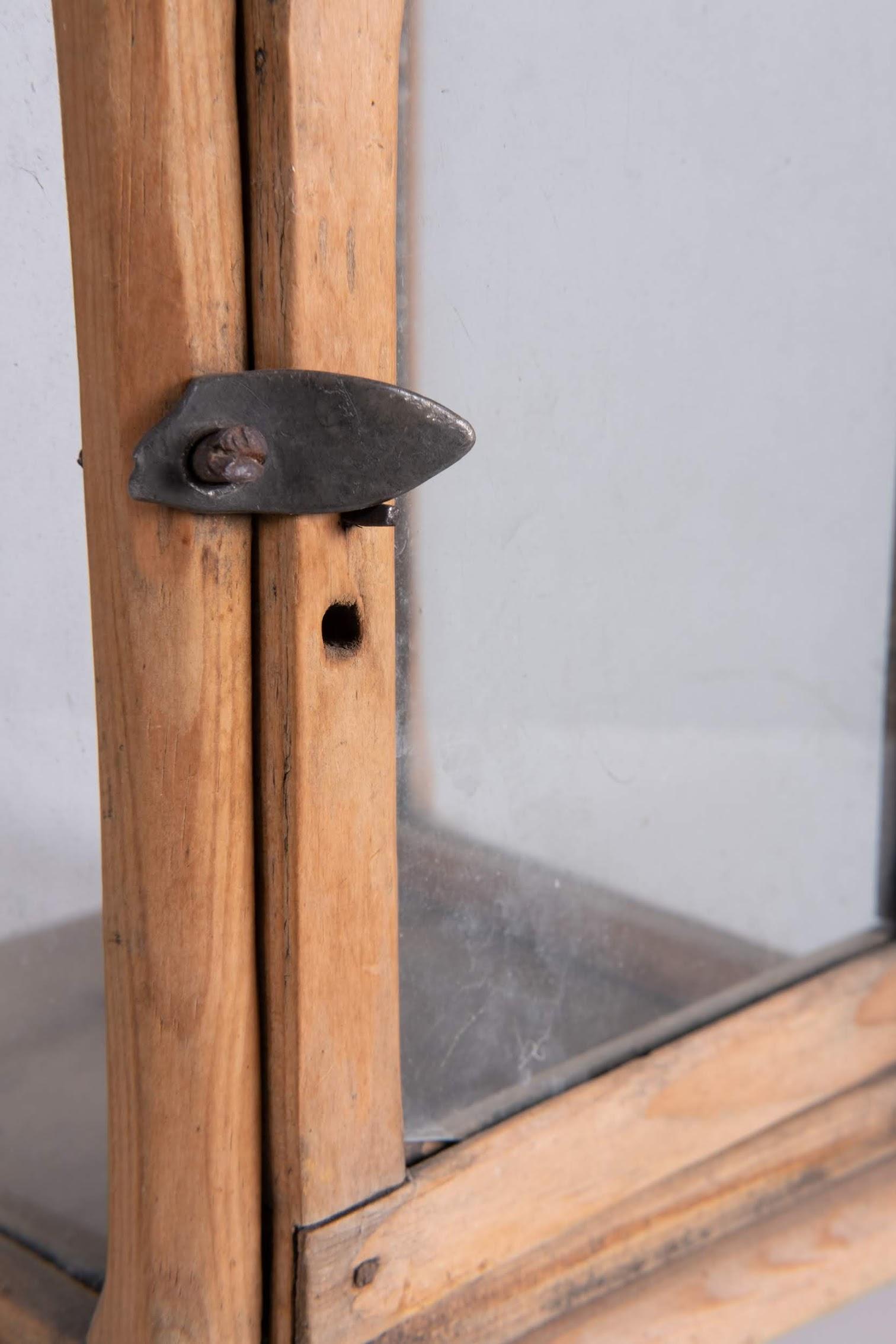 Lanterna primitiva in legno, Svizzera, circa 1800 In condizioni ottime in vendita a New York, NY