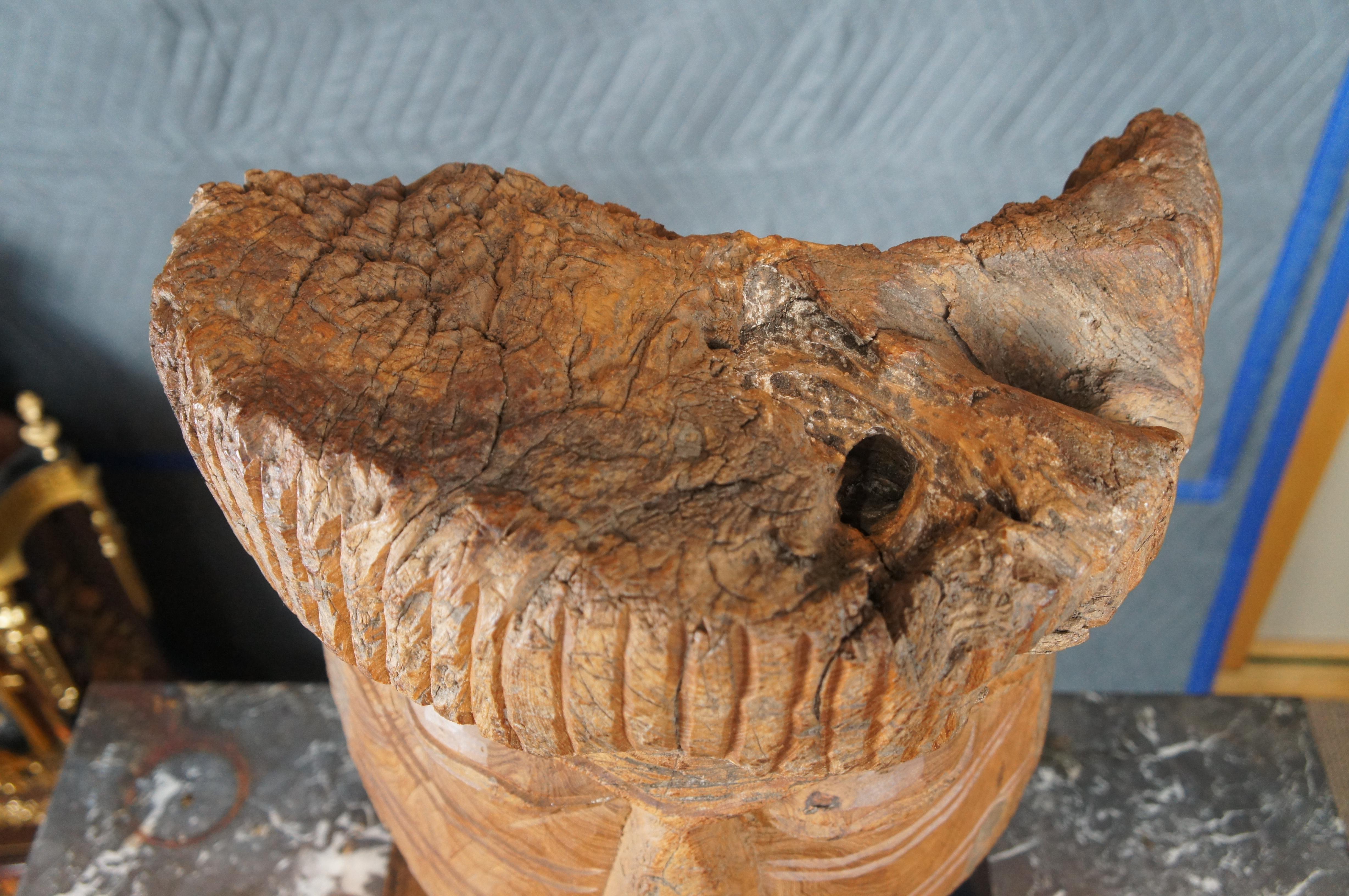 Masque primitif en bois de style mésoaméricain sculpté à la main Sculpture sur Stand Statue en vente 4