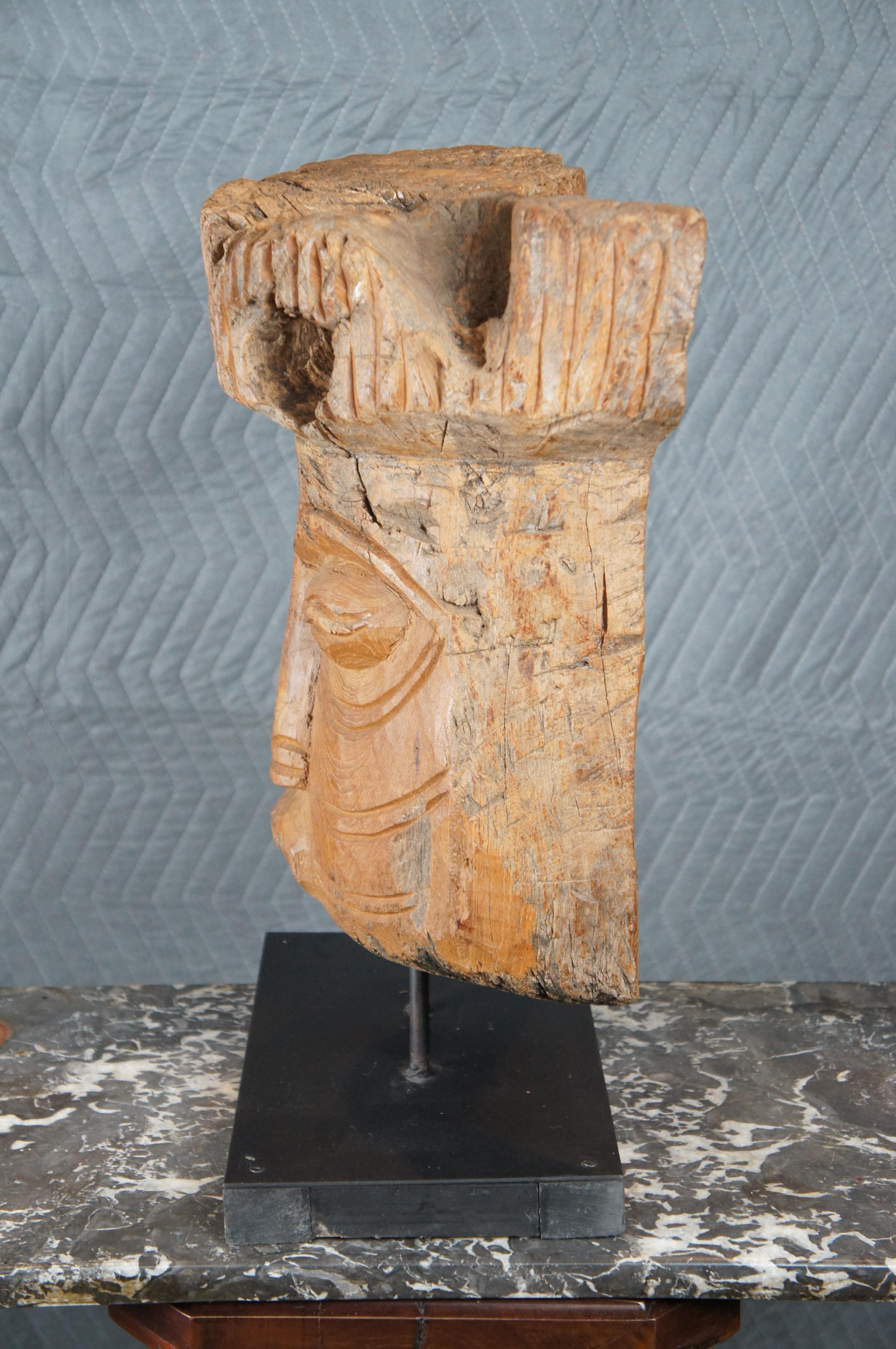 Primitive hölzerne mesoamerikanischen Stil Hand geschnitzt Maske Skulptur auf Stand Statue im Angebot 2
