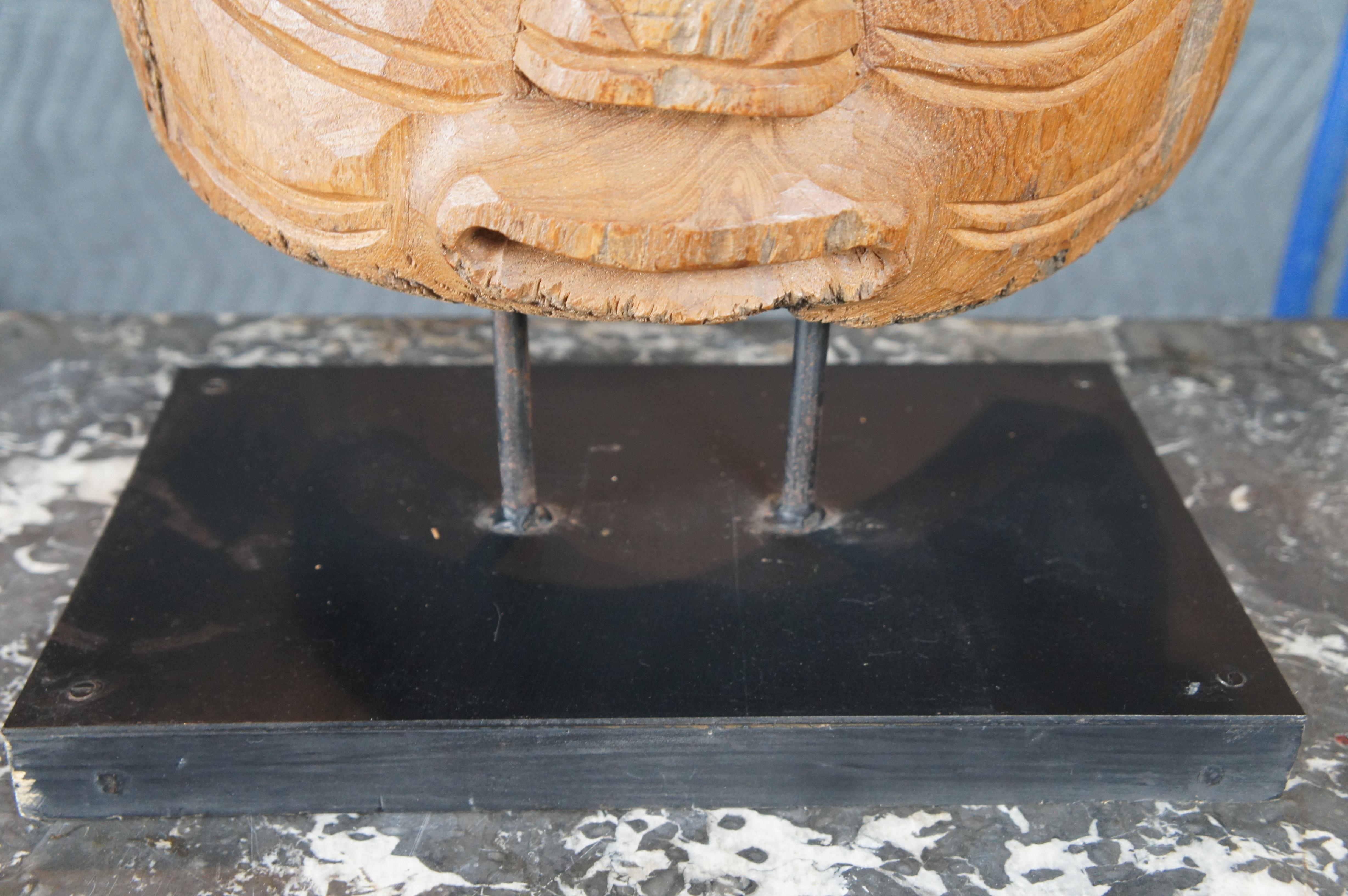 Masque primitif en bois de style mésoaméricain sculpté à la main Sculpture sur Stand Statue en vente 3