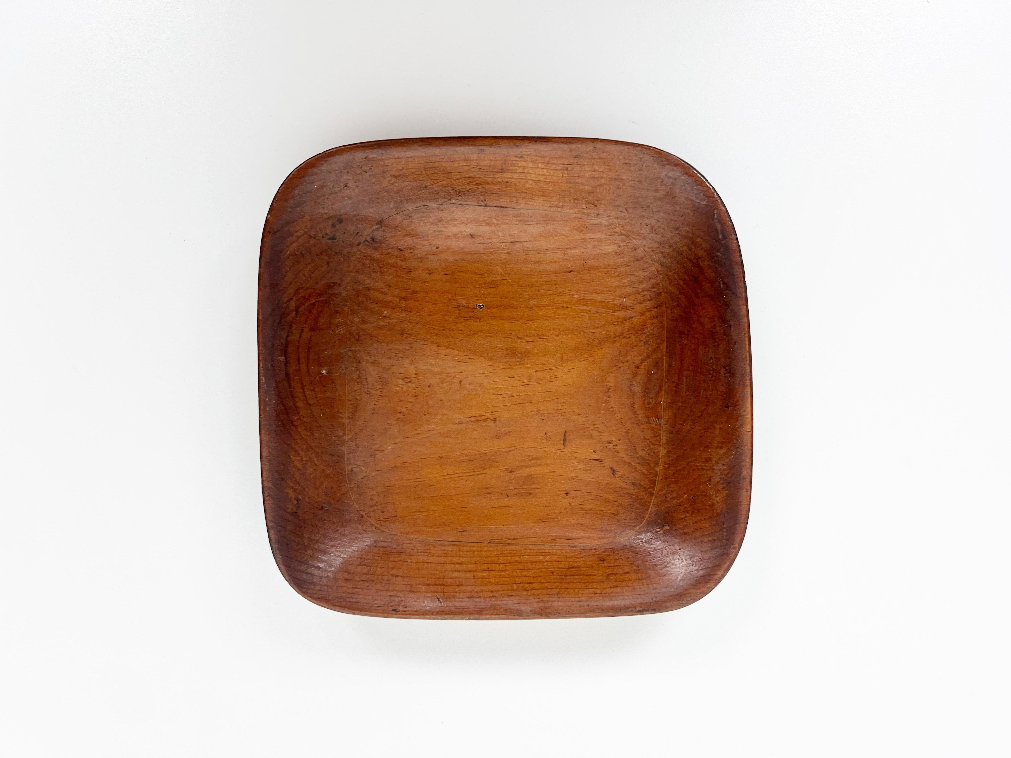 Vintage hand-carved primitive square wooden bowl.

Year: 1930s-40s

Style: Rustic Primitive

Dimensions: 8.5