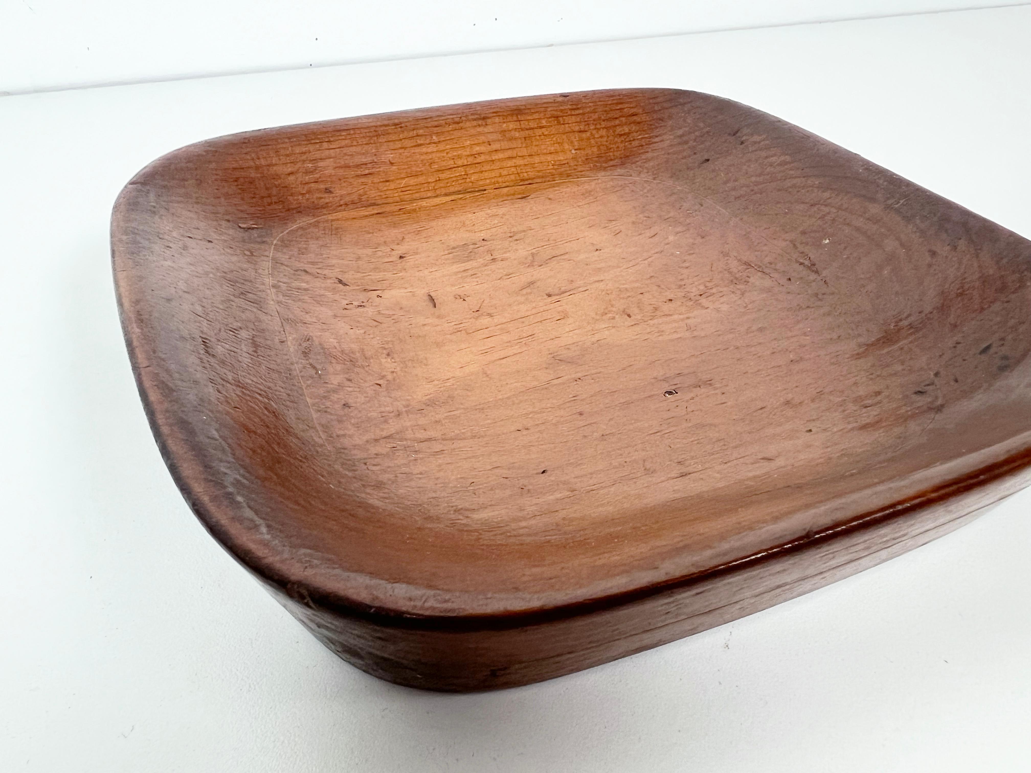 Cuenco cuadrado de madera primitivo siglo XX en venta