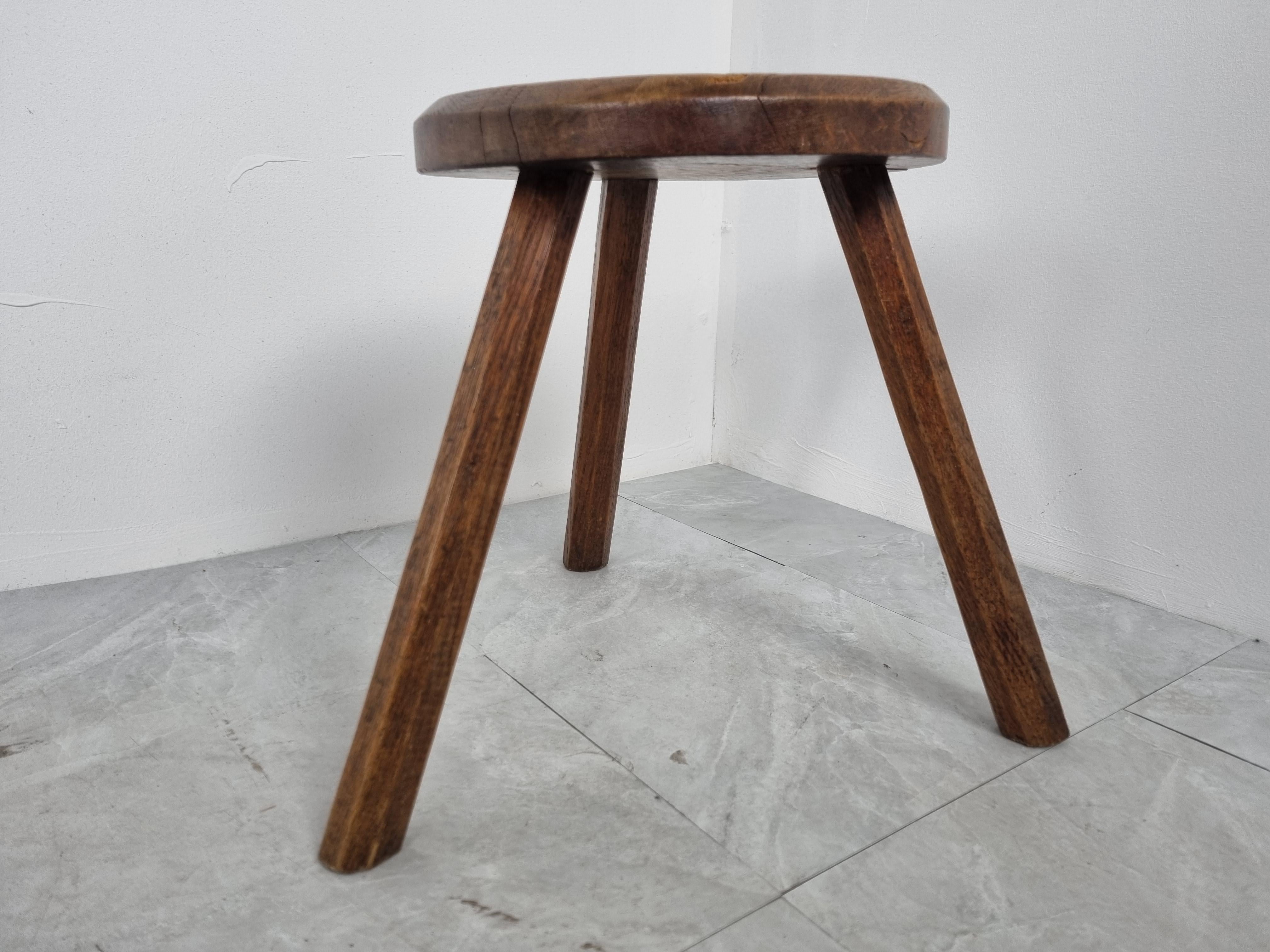 Primitive handmade tripod base farm stool

Timeless, decorative piece

1950s - France

Good condition

Dimensions:
Height: 40cm/15.74