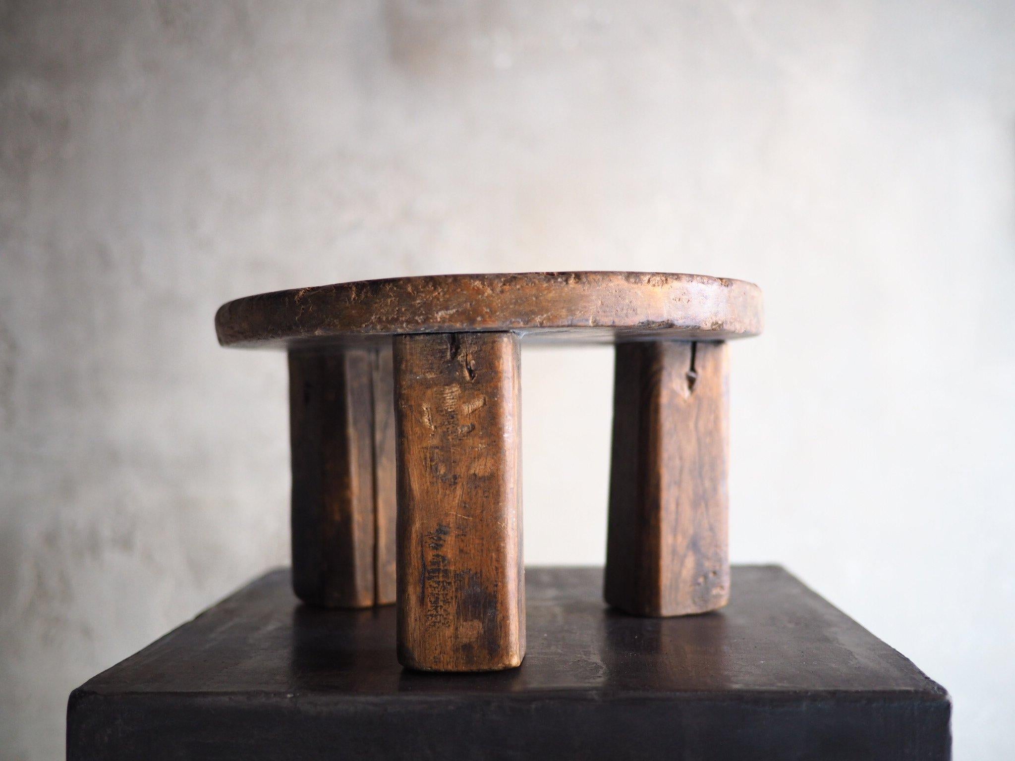 Primitive Wooden Stool, Three Leg Stool, c. 1800s In Good Condition For Sale In Melville, NY