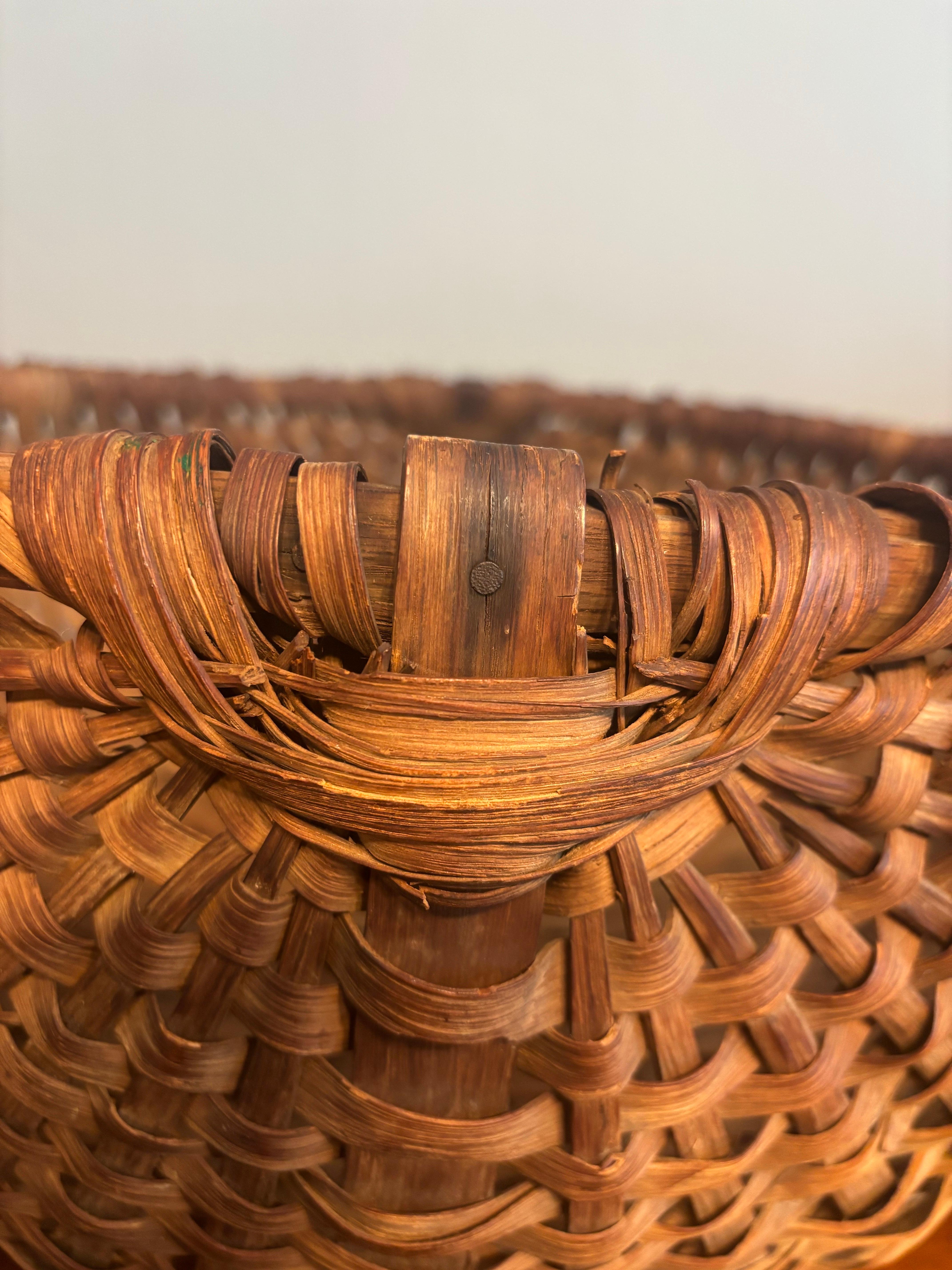 Panier de cueillette primitif en chêne fendu tressé avec poignées enveloppées de cuir, 19c Bon état - En vente à Delray Beach, FL
