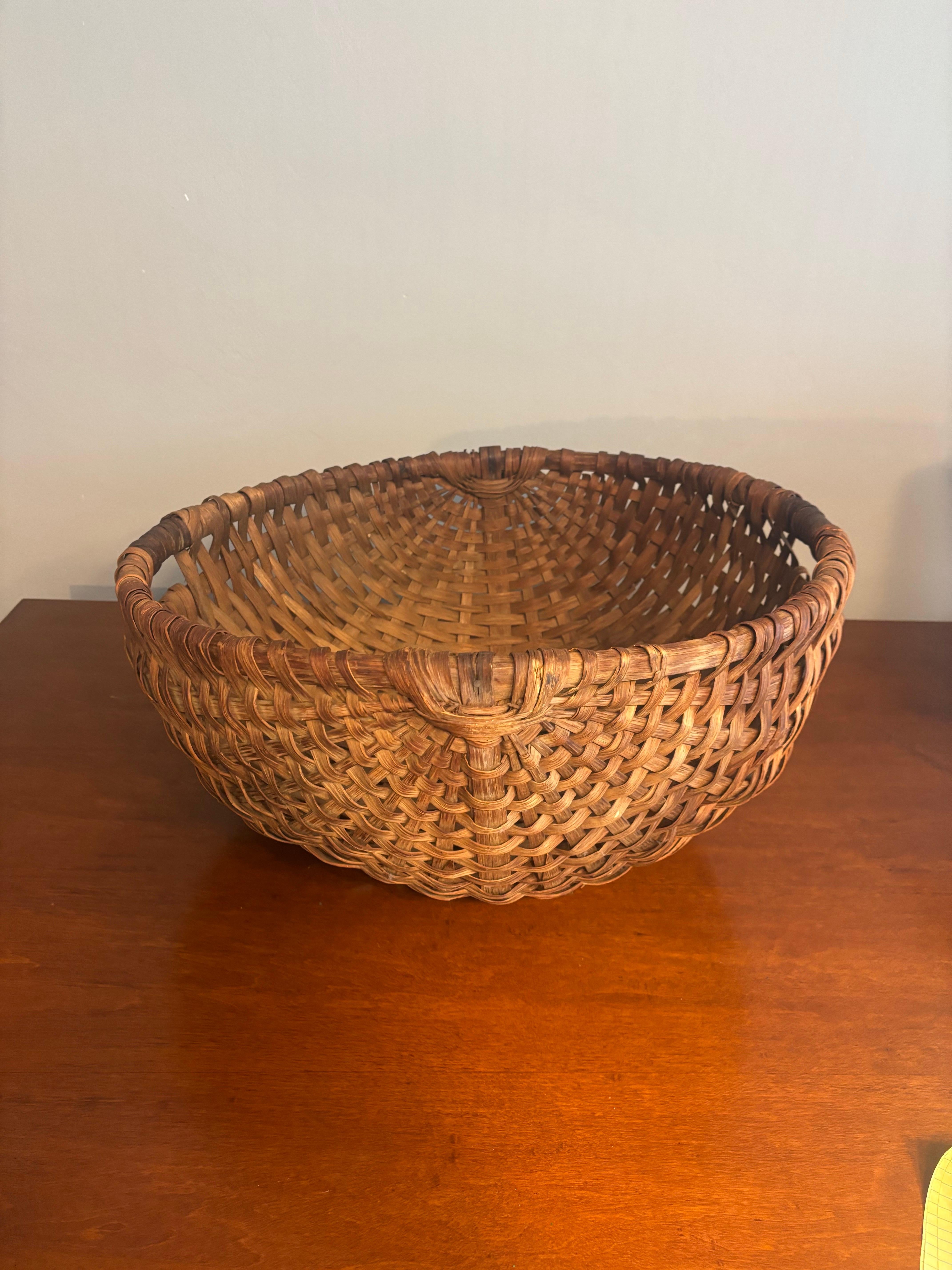 XIXe siècle Panier de cueillette primitif en chêne fendu tressé avec poignées enveloppées de cuir, 19c en vente