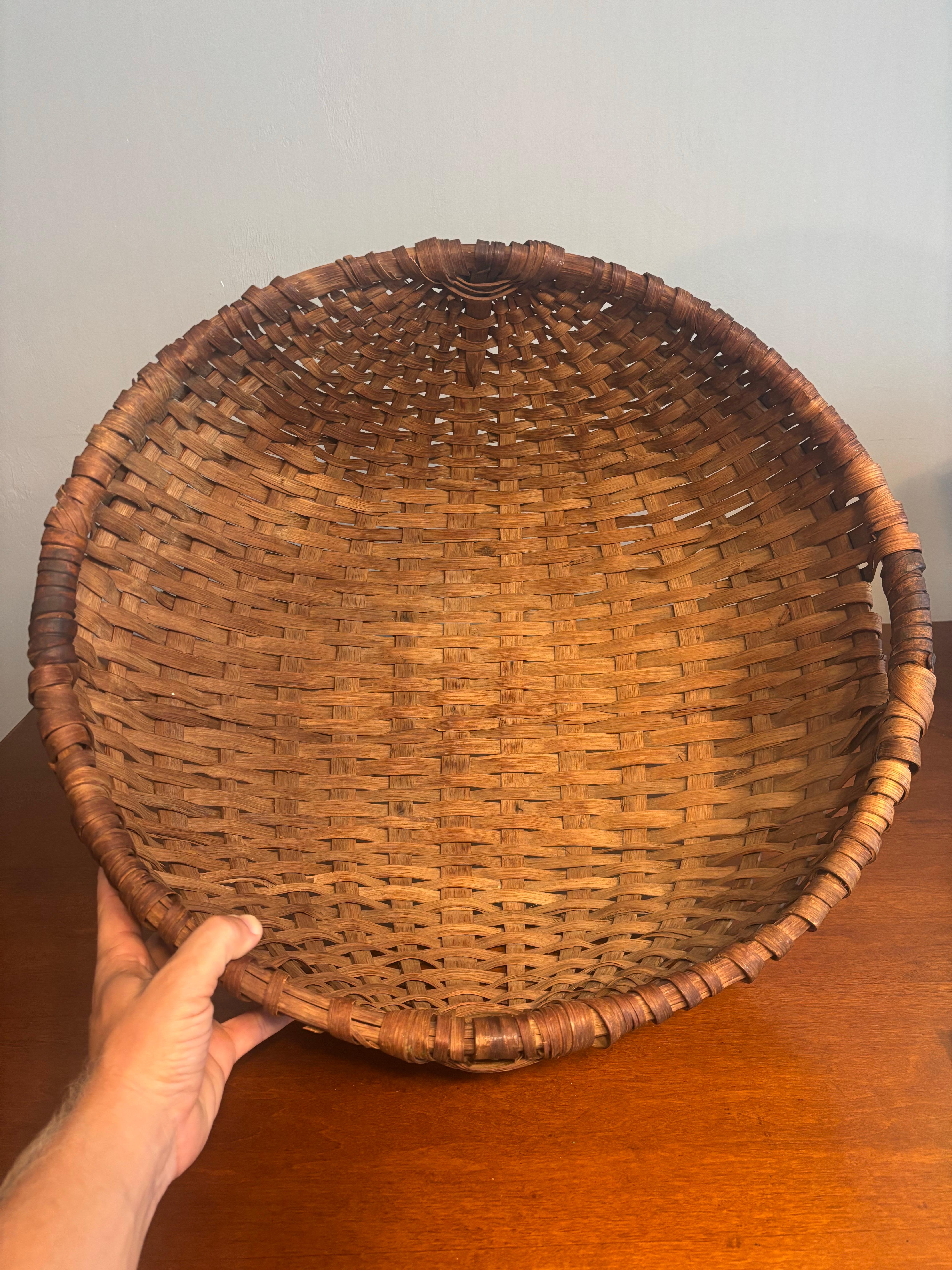 Cuir Panier de cueillette primitif en chêne fendu tressé avec poignées enveloppées de cuir, 19c en vente