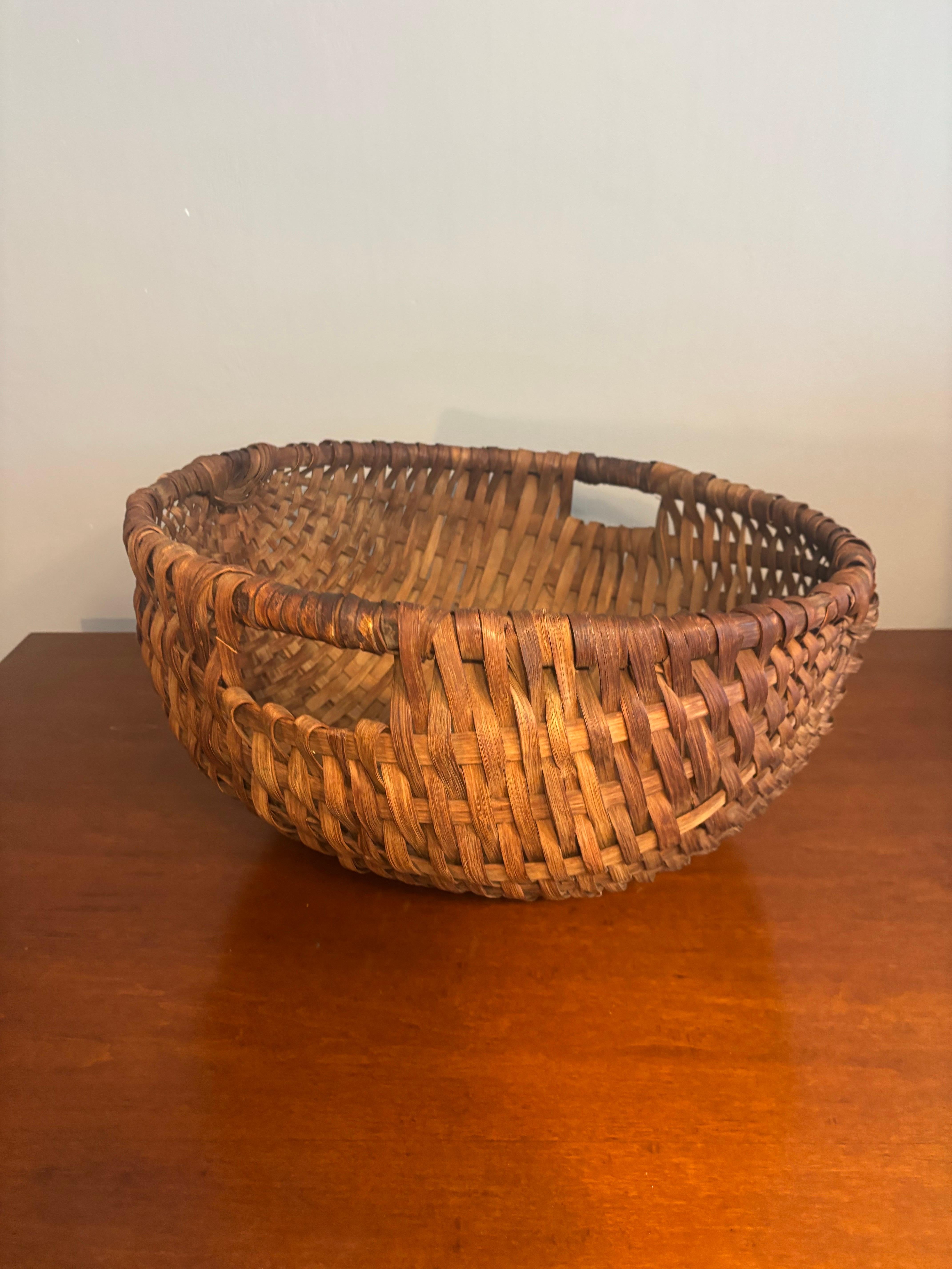 Panier de cueillette primitif en chêne fendu tressé avec poignées enveloppées de cuir, 19c en vente 1
