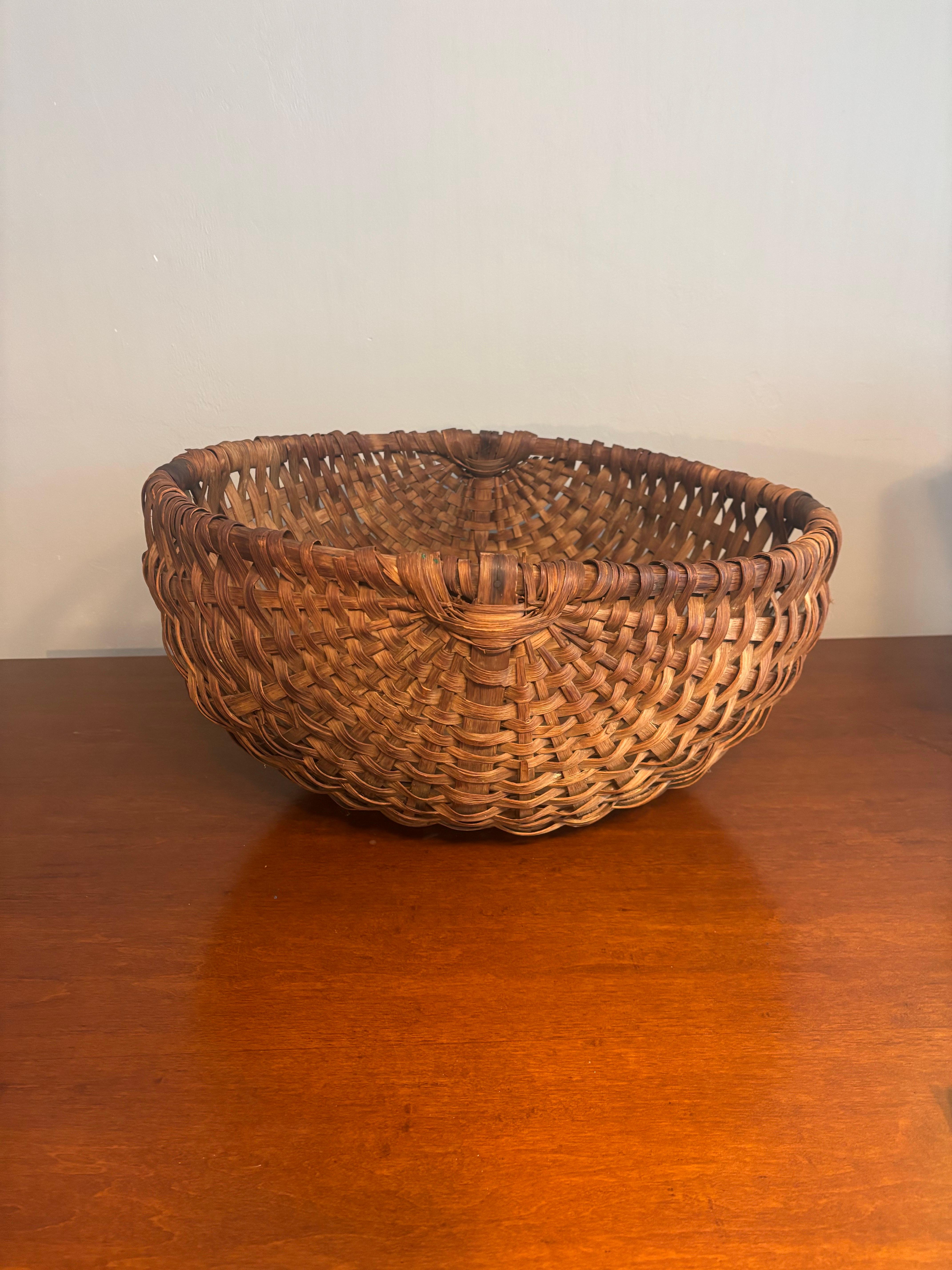 Panier de cueillette primitif en chêne fendu tressé avec poignées enveloppées de cuir, 19c en vente 2