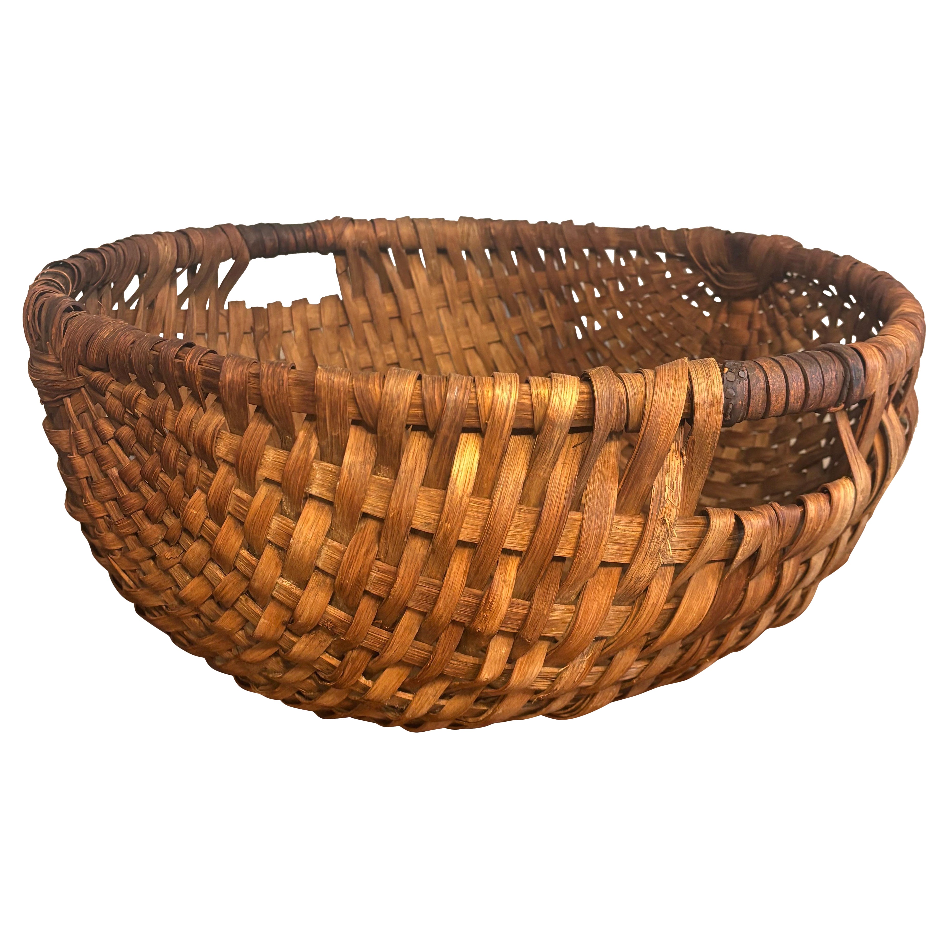 Panier de cueillette primitif en chêne fendu tressé avec poignées enveloppées de cuir, 19c en vente
