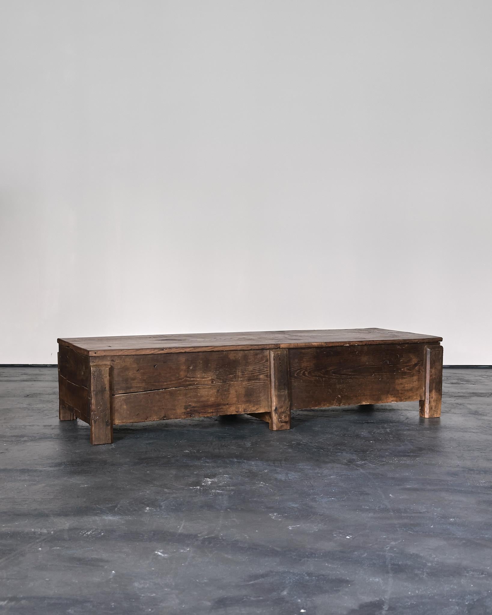 Importante table basse en châtaignier fortement patiné, datant du C.I.C., du nord du Portugal.

Elle repose sur six pieds et présente de nombreuses réparations anciennes.

Dessus en une seule pièce.

Expédition gratuite dans le monde entier.