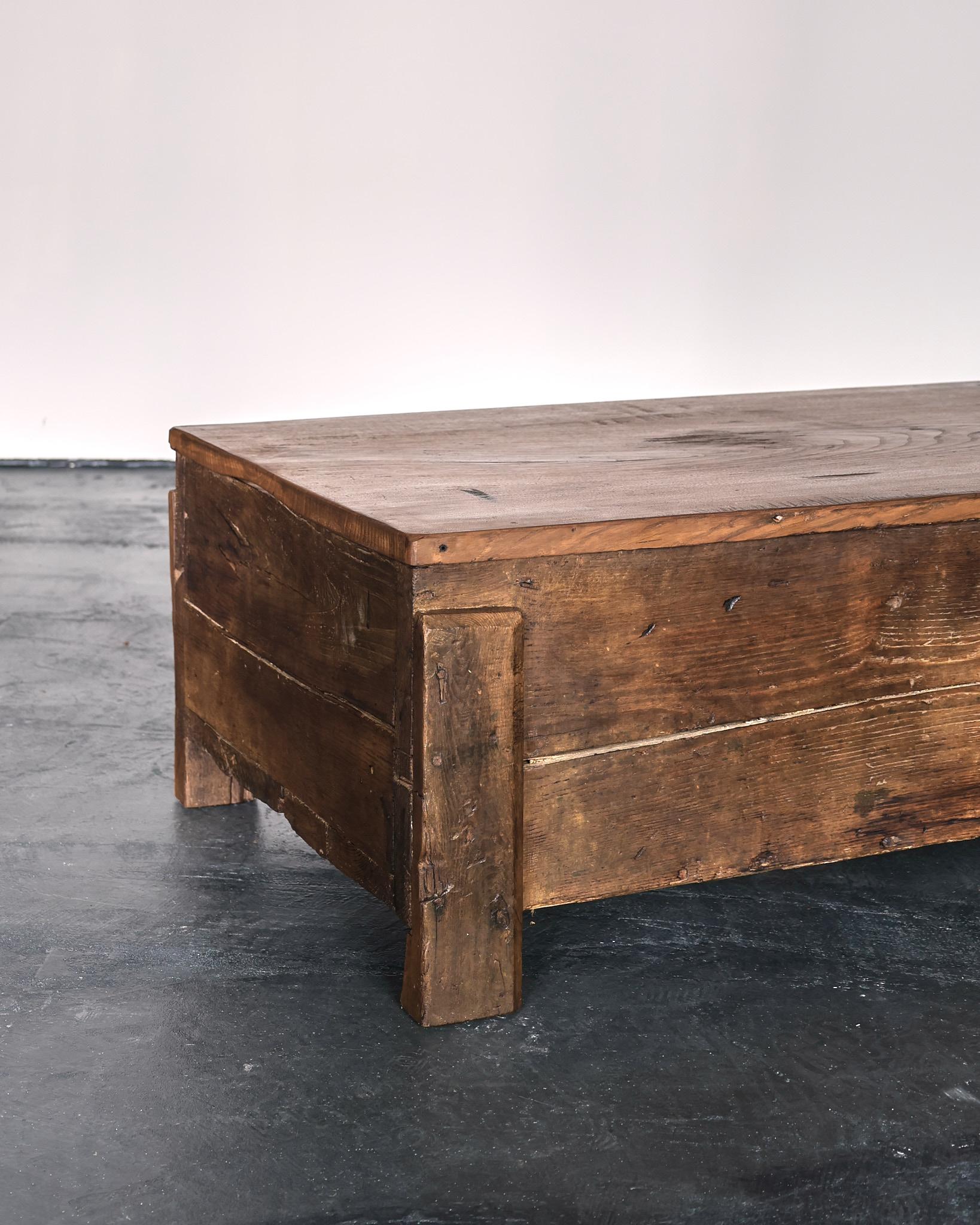 XVIIIe siècle et antérieur Primitive XL Wabi Sabi 18th C. Portuguese Coffee Table en vente