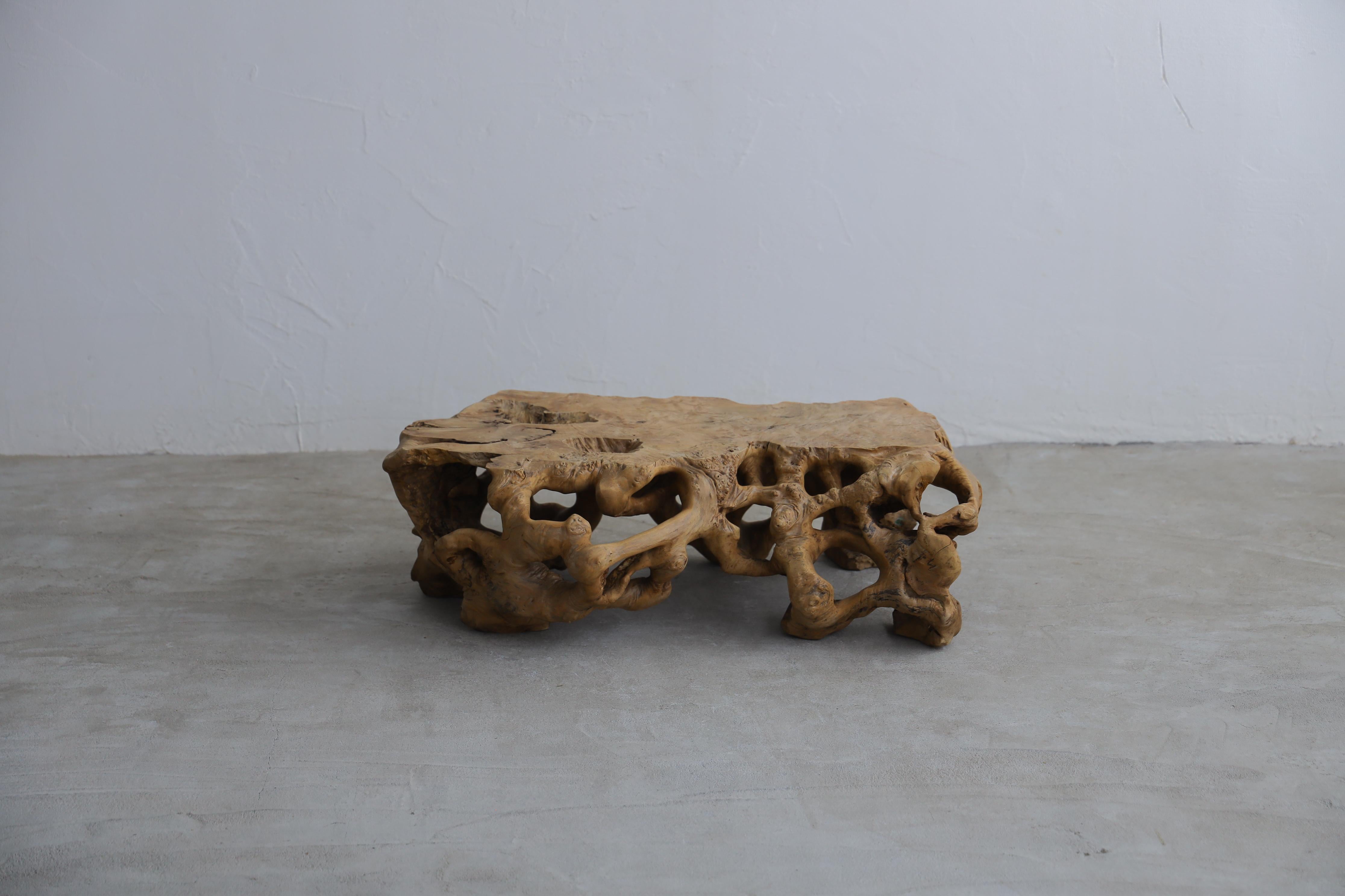 This piece is a table that captures the dynamism of nature.

This is a rare type of lumber that has mutated from the bark of a tree, called burl wood, to form a burl-like shape.

Pieces this large are rare and seldom obtained.

The grain is unique