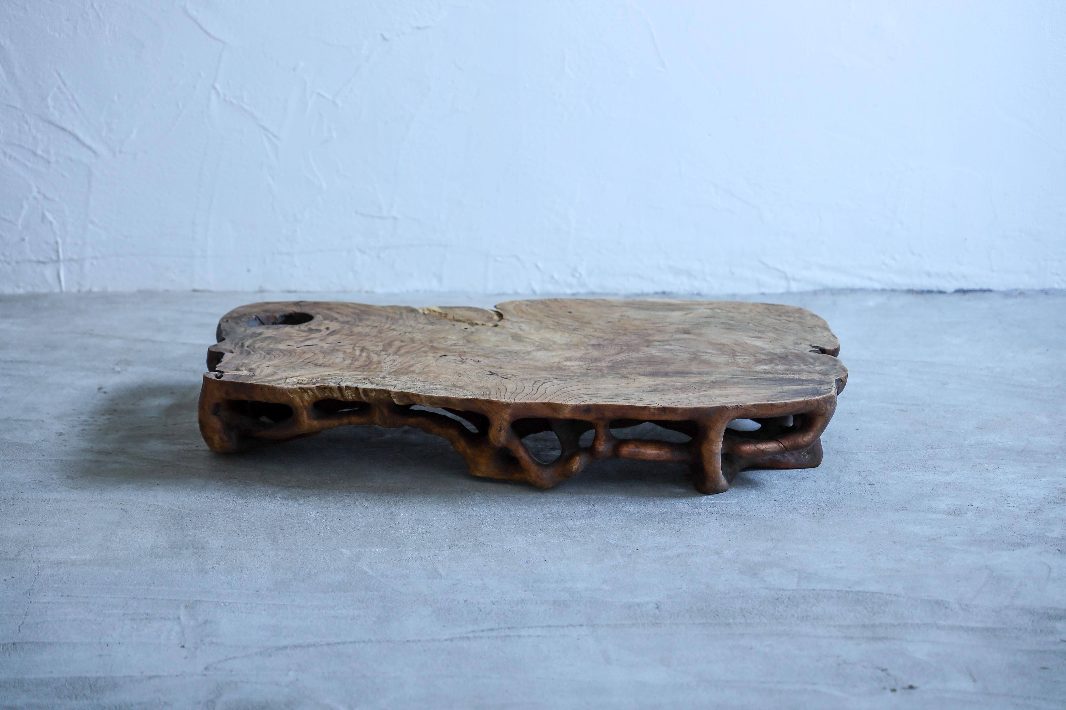 Introducing a one-of-a-kind table that reflects the dynamism of nature as it is.

The table is made from burl wood, which is an especially rare type of rare Zelkova wood.

This is a precious wood created by the forces of nature, where the bark