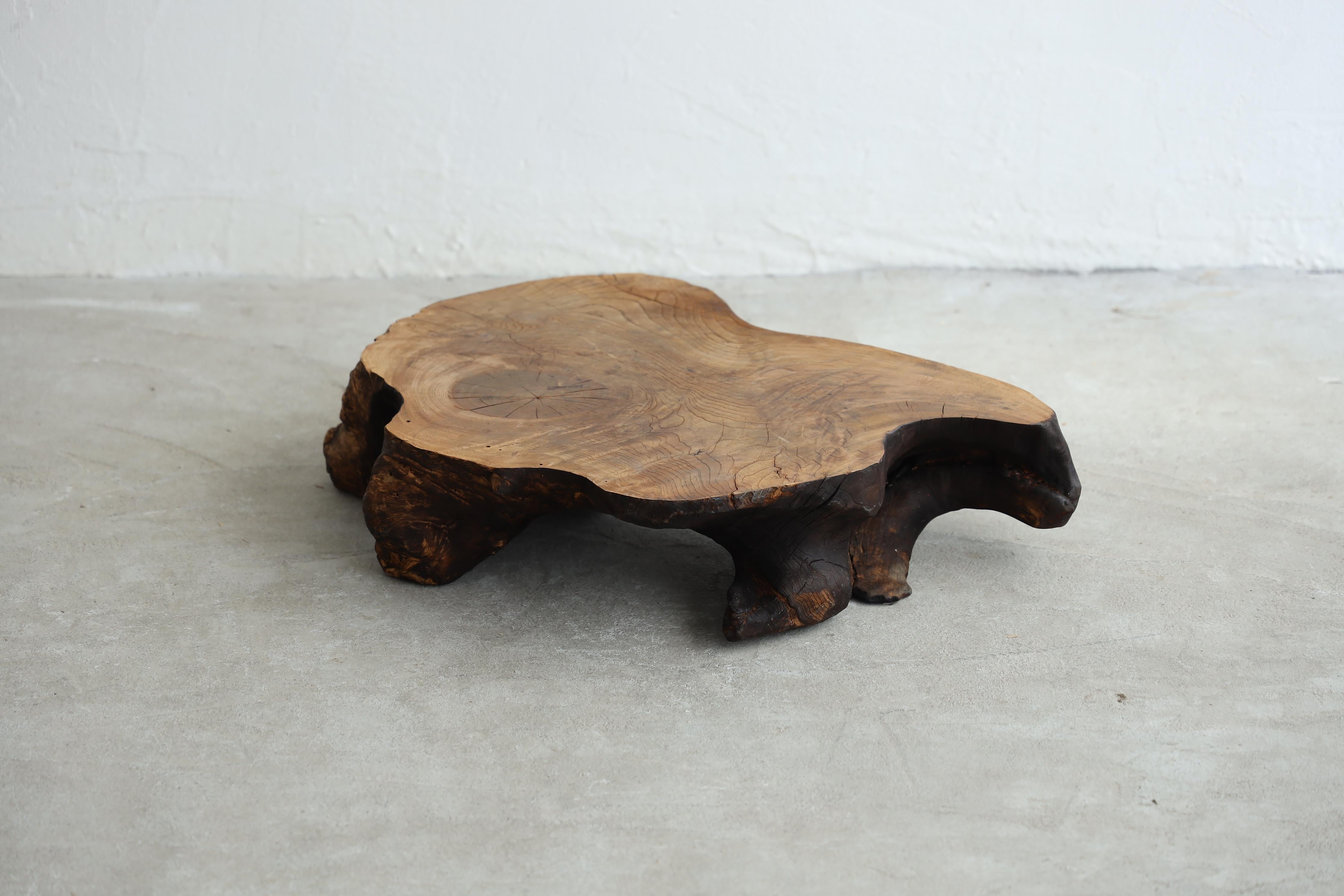 Cette table à profil bas restitue fidèlement la nature dynamique de l'ère Taisho.

Cette table est fabriquée en bois rare de zelkova.

Ce bois précieux, créé par la puissance de la Nature, présente un grain unique aussi beau qu'une œuvre d'art,