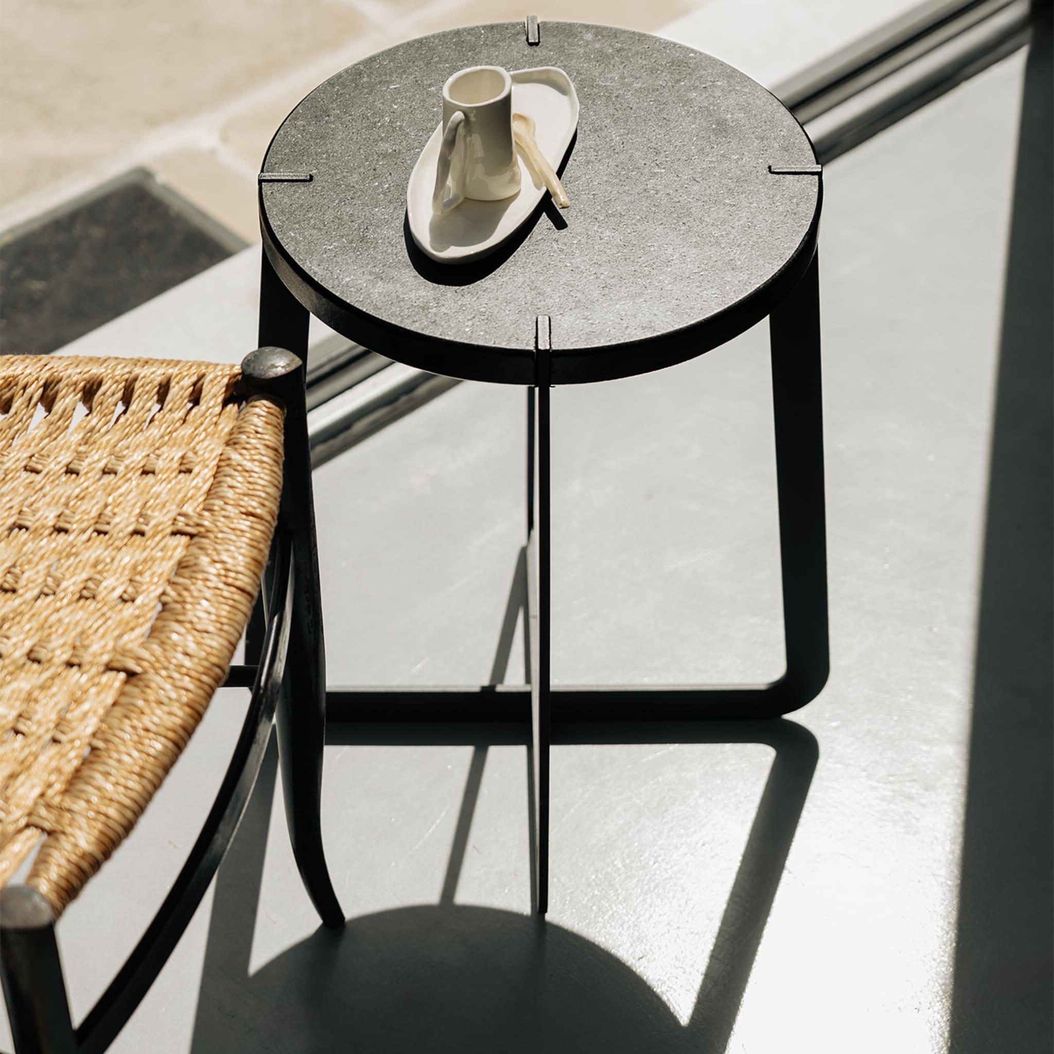 The name of the stool recalls the Apulian homeland and the eponymous wine characteristic of one of the most beautiful and fascinating regions of the Mediterranean. Primitivo has a painted steel frame that supports the porphyry or oak seat with four