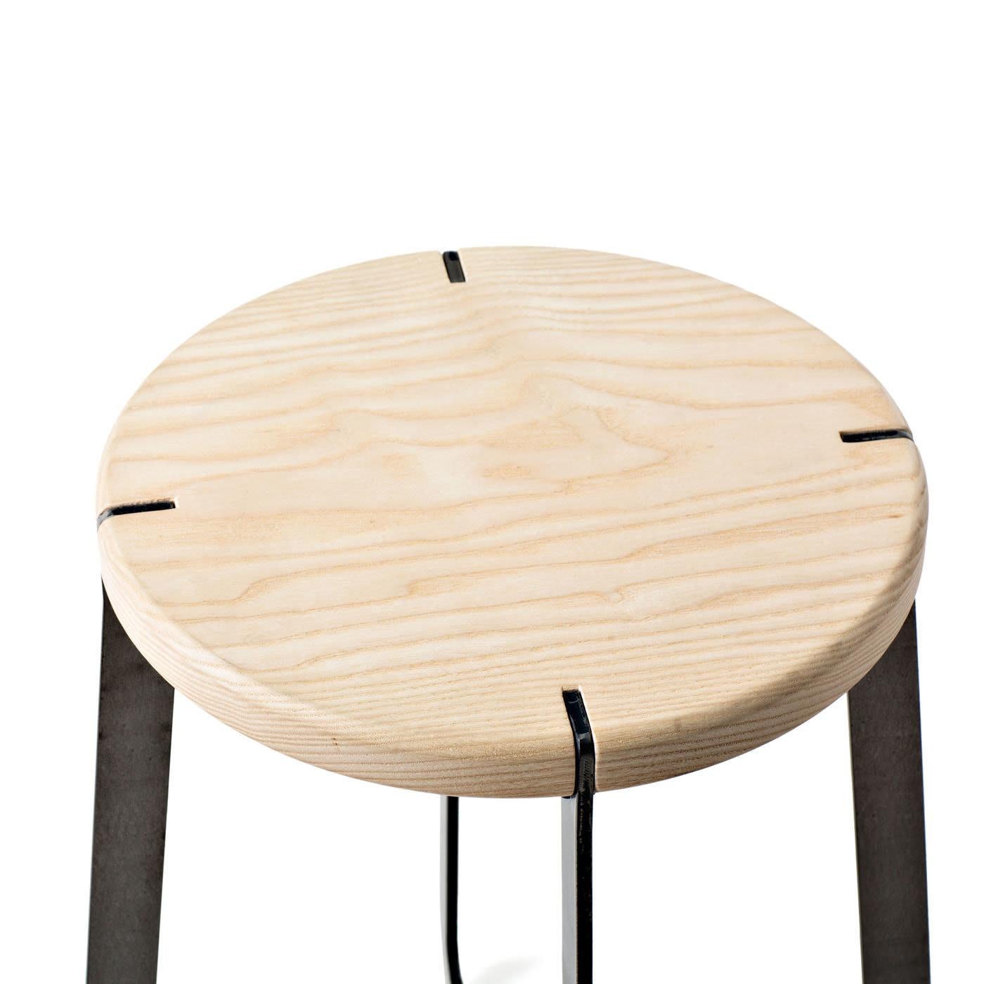 This stool bears a minimalist sophistication, its name inspired by one of the most extraordinary territories in the Mediterranean, Puglia. This piece evokes a distinct harmony, mixing two contrasting materials for a flawless effect. The varnished