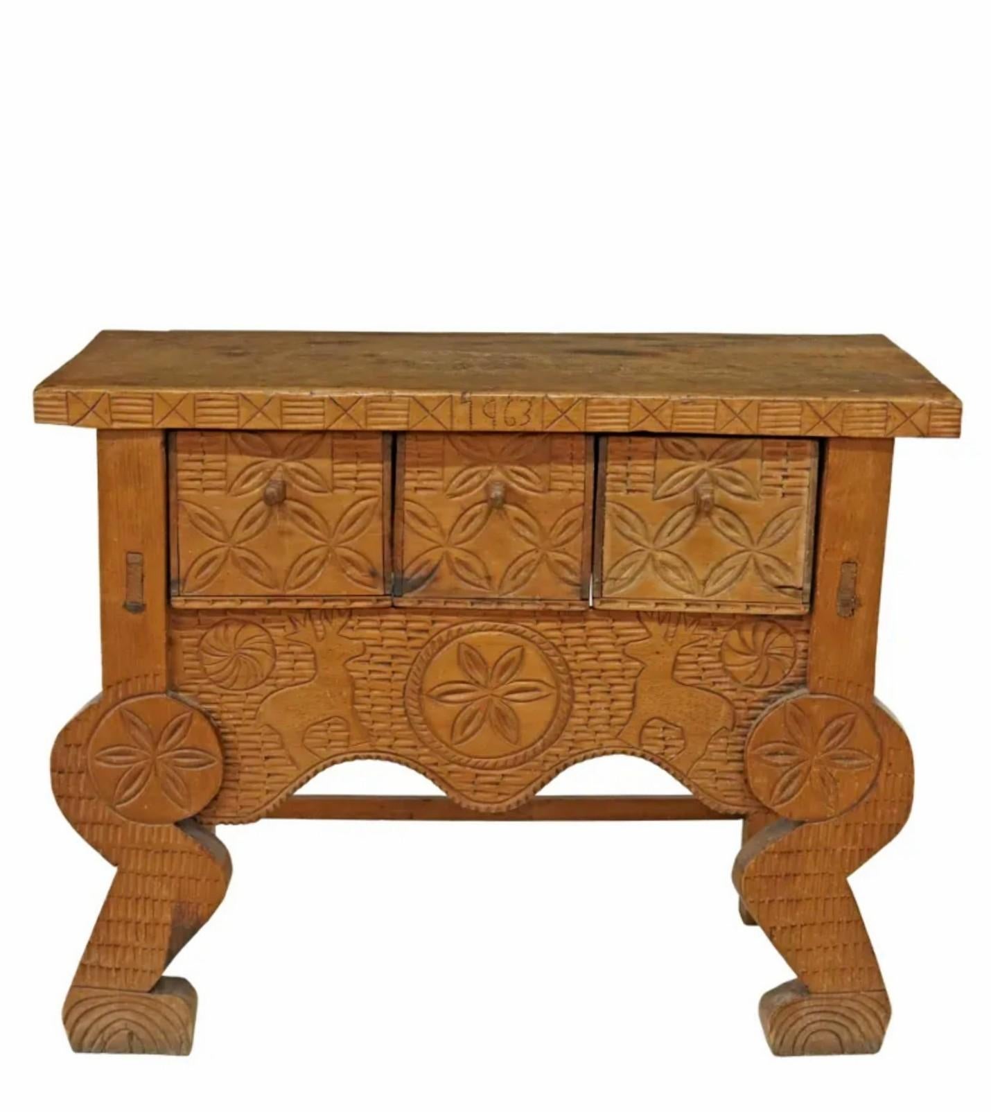 A rare Guatemalan hand carved wood console table with nicely aged warm rustic patina. 

Handmade in Nahuala, Guatemala, in the mid-20th century, primitive hand-crafted construction, quality mortise tenon joinery, the rustic Central American folk