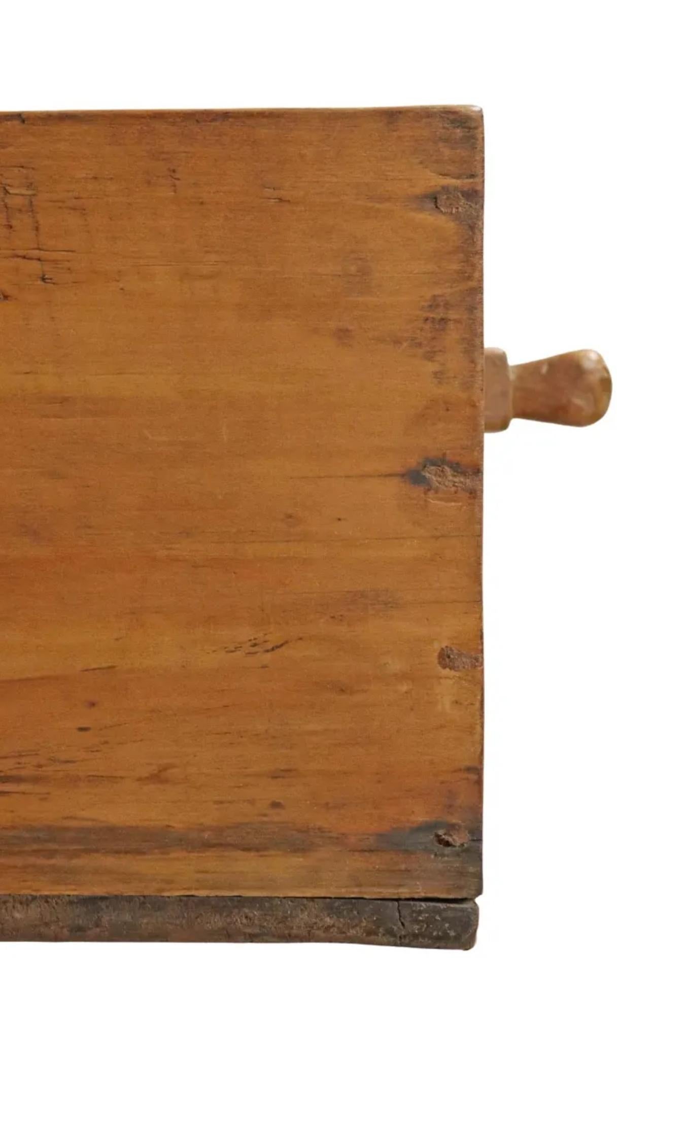 Primitve Guatemalanischer handgeschnitzter Nahuala-Konsolentisch  (Holz) im Angebot