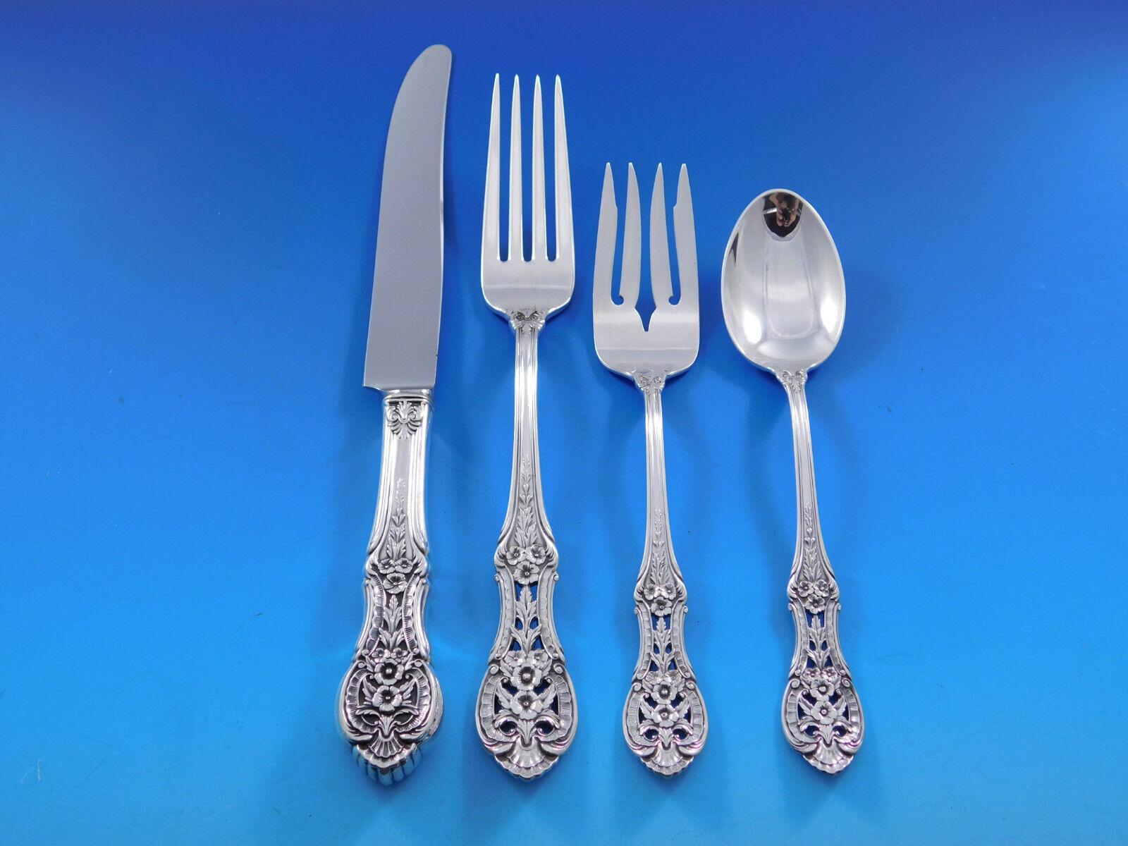 Ensemble de couverts en argent sterling Primrose by International, 44 pièces. Ce modèle présente une poignée percée à motif floral et a été introduit en 1936. Cet ensemble comprend :

8 couteaux, 8 5/8