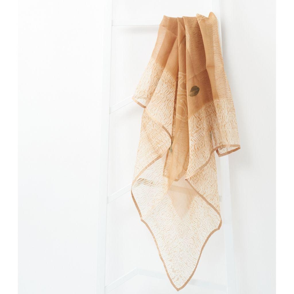 Quadratischer Schal aus Seidenorganza mit handbemalter Shibori-Grünnuss  im Angebot 1