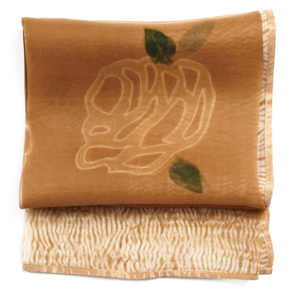 Quadratischer Schal aus Seidenorganza mit handbemalter Shibori-Grünnuss  im Angebot 2