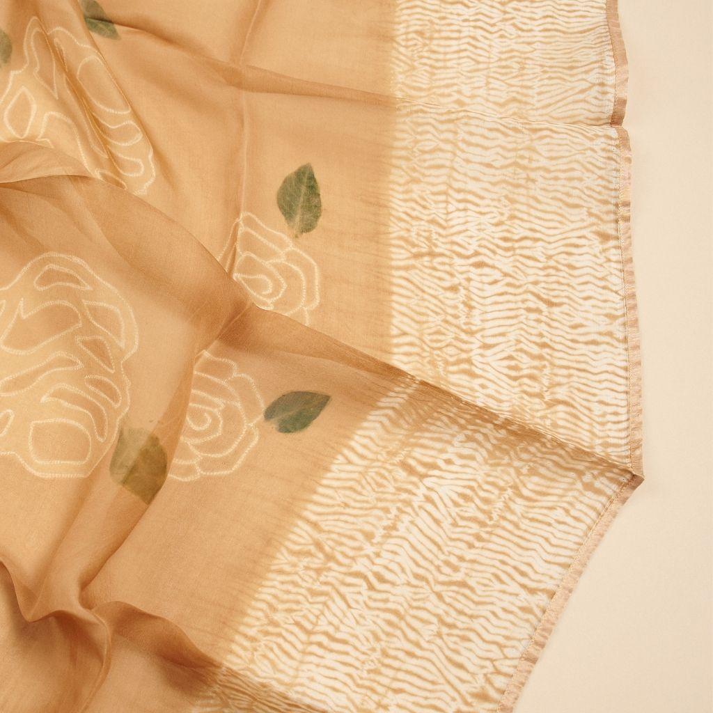 Quadratischer Schal aus Seidenorganza mit handbemalter Shibori-Grünnuss  im Angebot 3