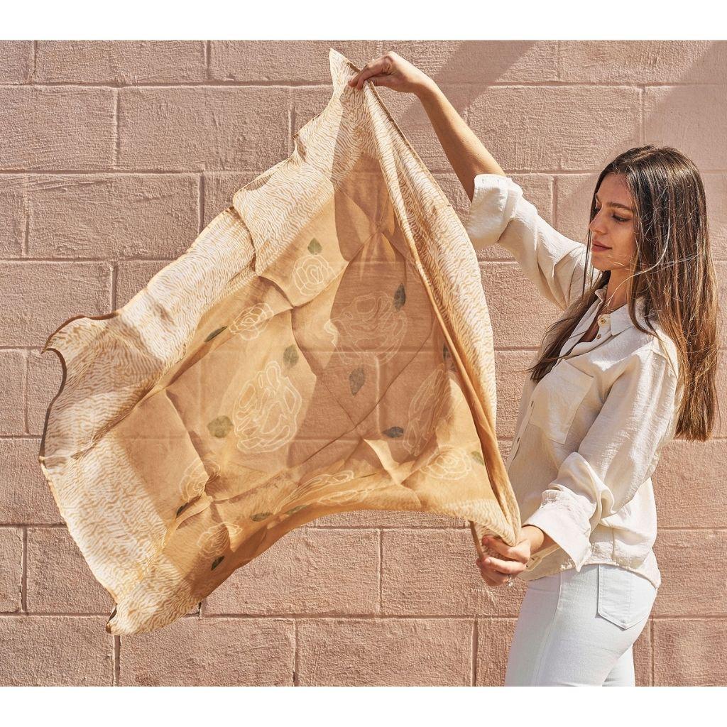 Quadratischer Schal aus Seidenorganza mit handbemalter Shibori-Grünnuss  im Zustand „Neu“ im Angebot in Bloomfield Hills, MI