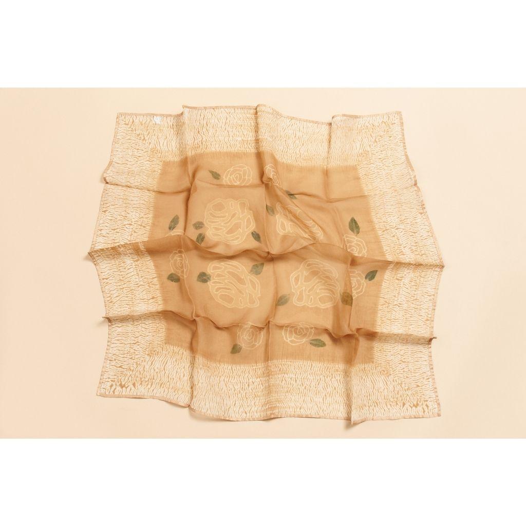 Quadratischer Schal aus Seidenorganza mit handbemalter Shibori-Grünnuss  im Angebot 4