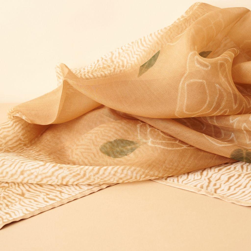 Quadratischer Schal aus Seidenorganza mit handbemalter Shibori-Grünnuss  im Angebot 5